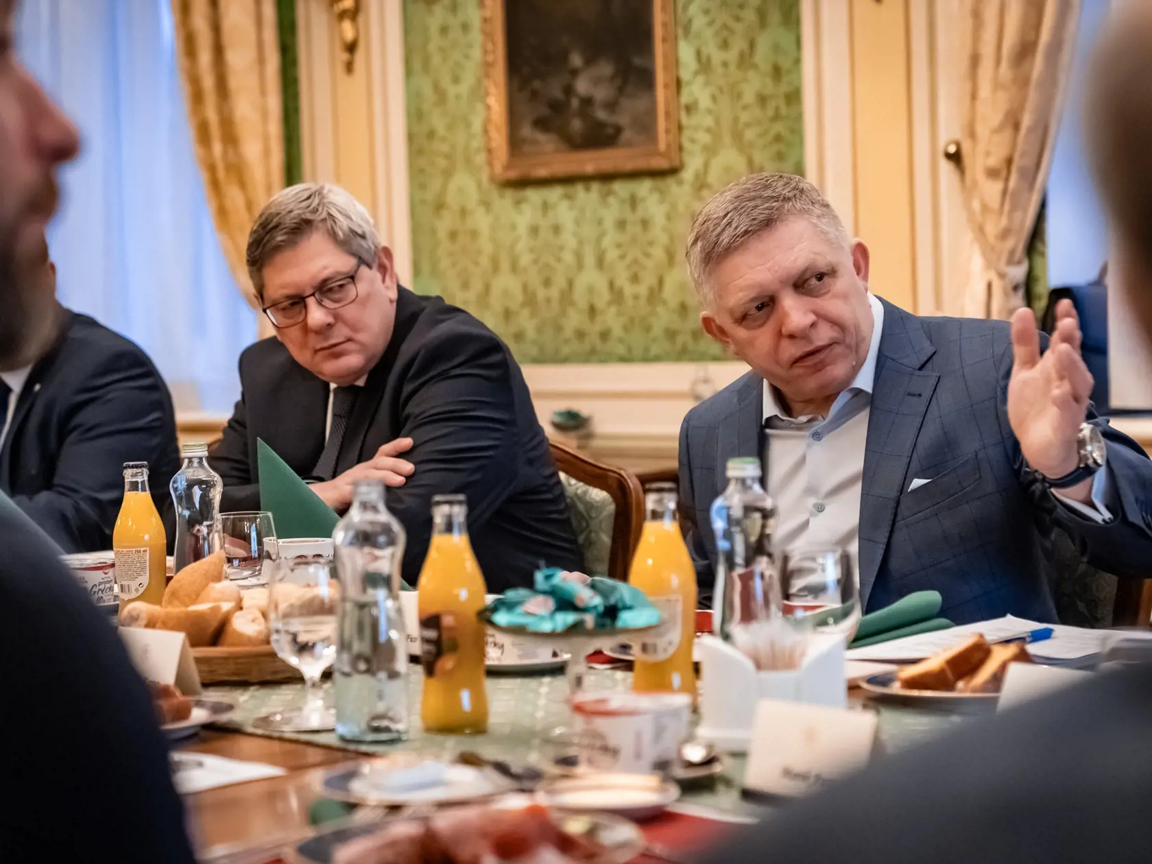 Premiér Robert Fico (vpravo) na Úrade vlády SR debatuje vo štvrtok 27. februára 2025 o  zmenách Ústavy SR, ktoré nedávno sám avizoval