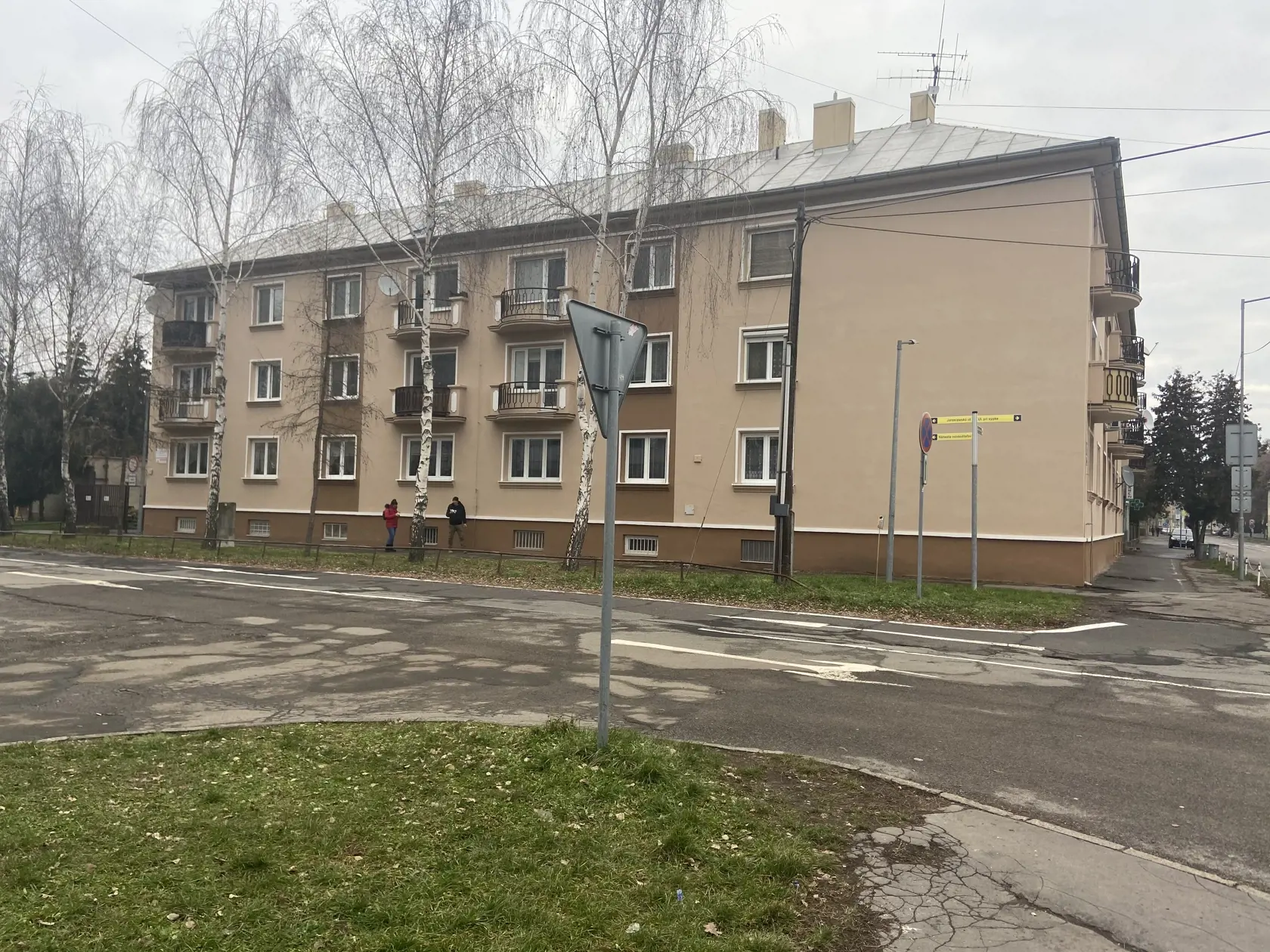 Okolo tohto bloku utekala vydesená žena.