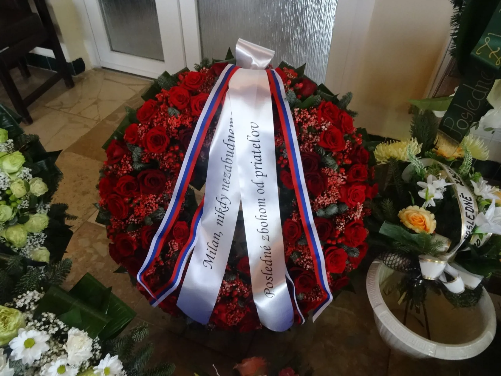 Veniec z červených živých ruží od policajtov - priateľov.