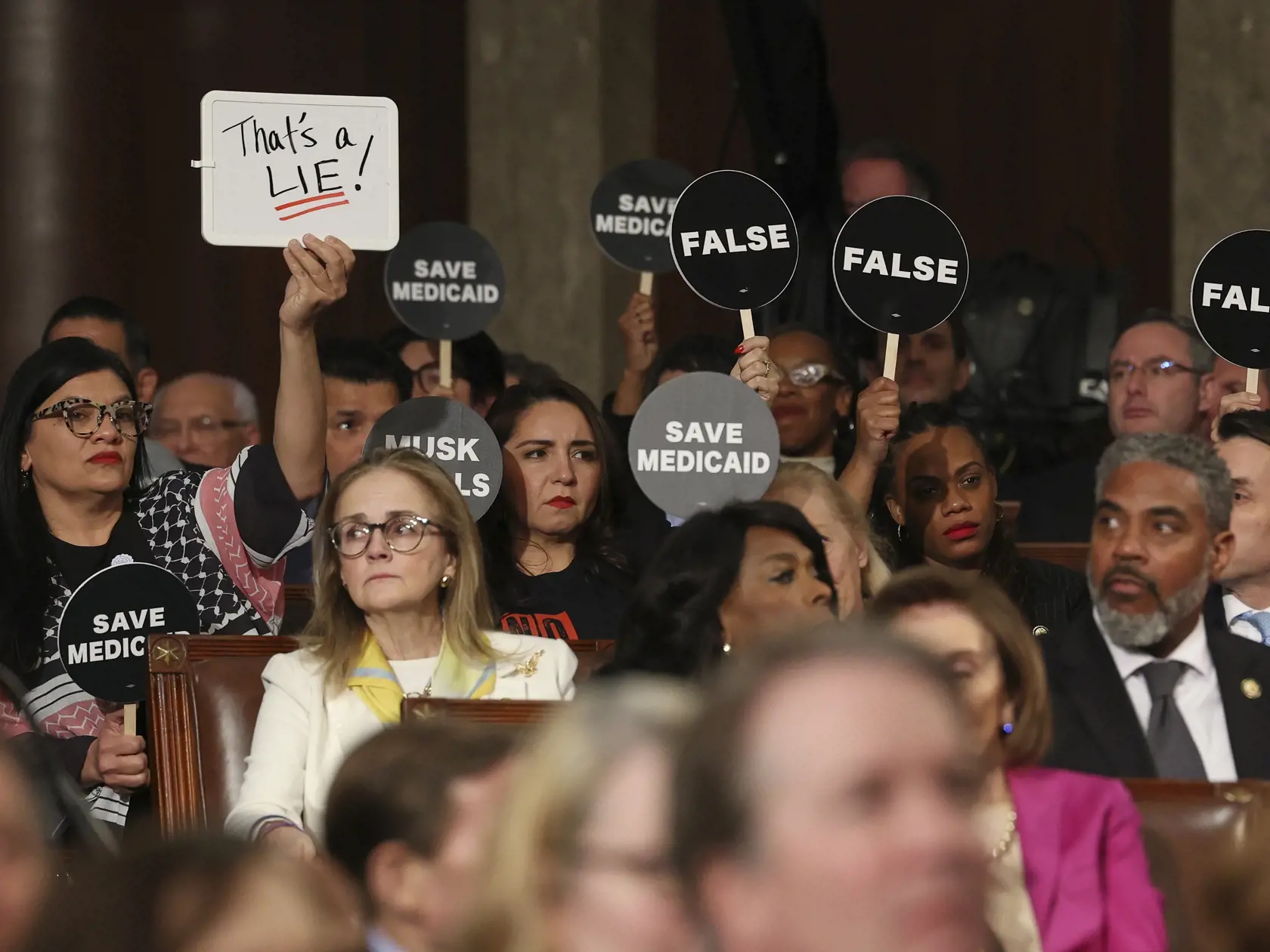 WA 12 Washington - Zákonodarcovia z Demokratickej strany držia transparenty s nápismi ako "Klamstvo", "To je lož" alebo "Musk kradne" počas príhovoru amerického prezidenta Donalda Trumpa na pôde amerického Kongresu vo Washingtone v utorok 4. marca 2025. FOTO TASR/AP  

Democrats hold protest signs as President Donald Trump addresses a joint session of Congress at the Capitol in Washington, Tuesday, March 4, 2025. (Win McNamee/Pool Photo via AP)