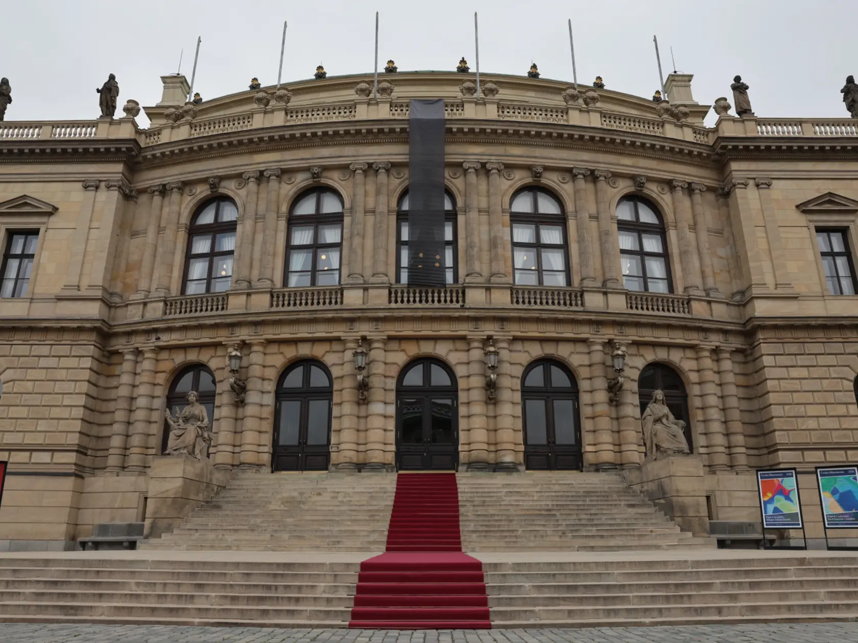Posledná rozlúčka s Jiřím Bartoškom (†78) v pražskom Rudolfine. Schody pokrýva červený koberec. 