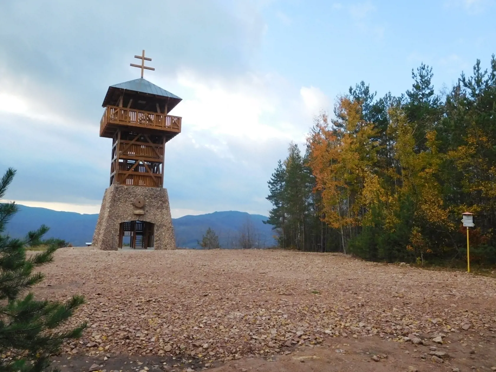 Pohľad na Novobanskú kotlinu, Pohronský Inovec ale aj časť Podunajskej nížiny či Vtáčnik sa naskytne turistom, ktorých kroky zavedú na novú Rozhľadňu Háj nad Novou Baňou. Celkom 21 metrov vysoká vyhliadková veže sa nachádza na turistickej zastávke Háj vo výške 625 metrov nad morom a je súčasťou náučného chodníka Zvonička.