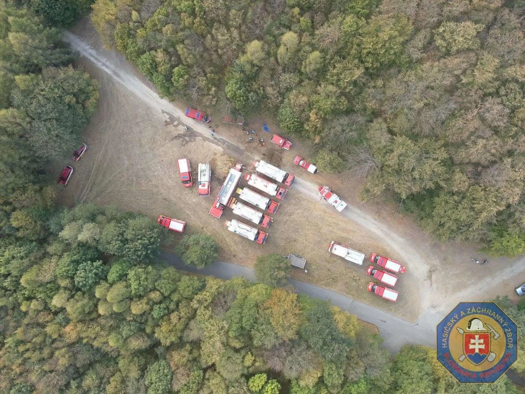 "Hliadky Policajného zboru aktuálne uzavreli cestu od Svätého Jura - Neštich v smere do lesa, vjazd od Peknej cesty, ako aj vjazd z Potočnej ulice," informoval Szeiff.
