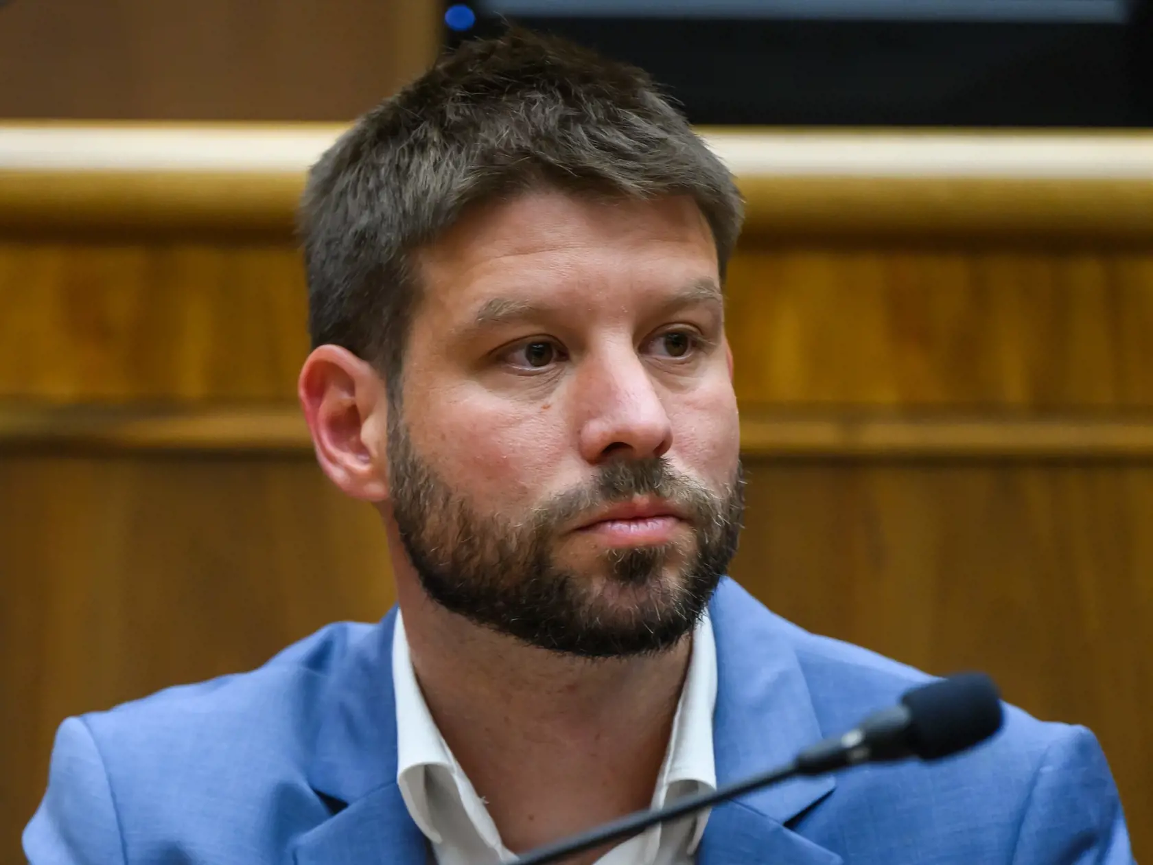 Na snímke podpredseda NRSR Michal Šimečka (Progresívne Slovensko) počas pokusu o otvorenie 17. schôdze NRSR o odvolávaní ministra spravodlivosti SR Borisa Suska (Smer-SD) v Bratislave 21. augusta 2024.