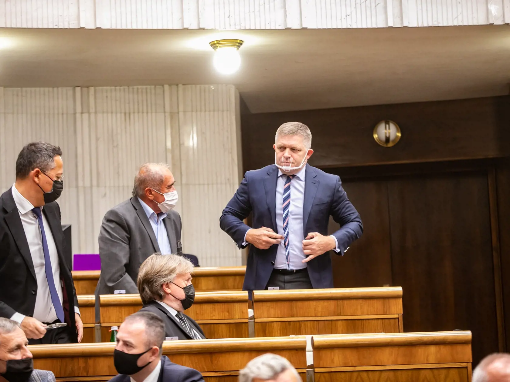 Schôdza Národnej rady Slovenskej republiky. Vyslovenie nedôvery členovi vlády Slovenskej republiky Romanovi Mikulcovi. Na fotke je Robert Fico.
