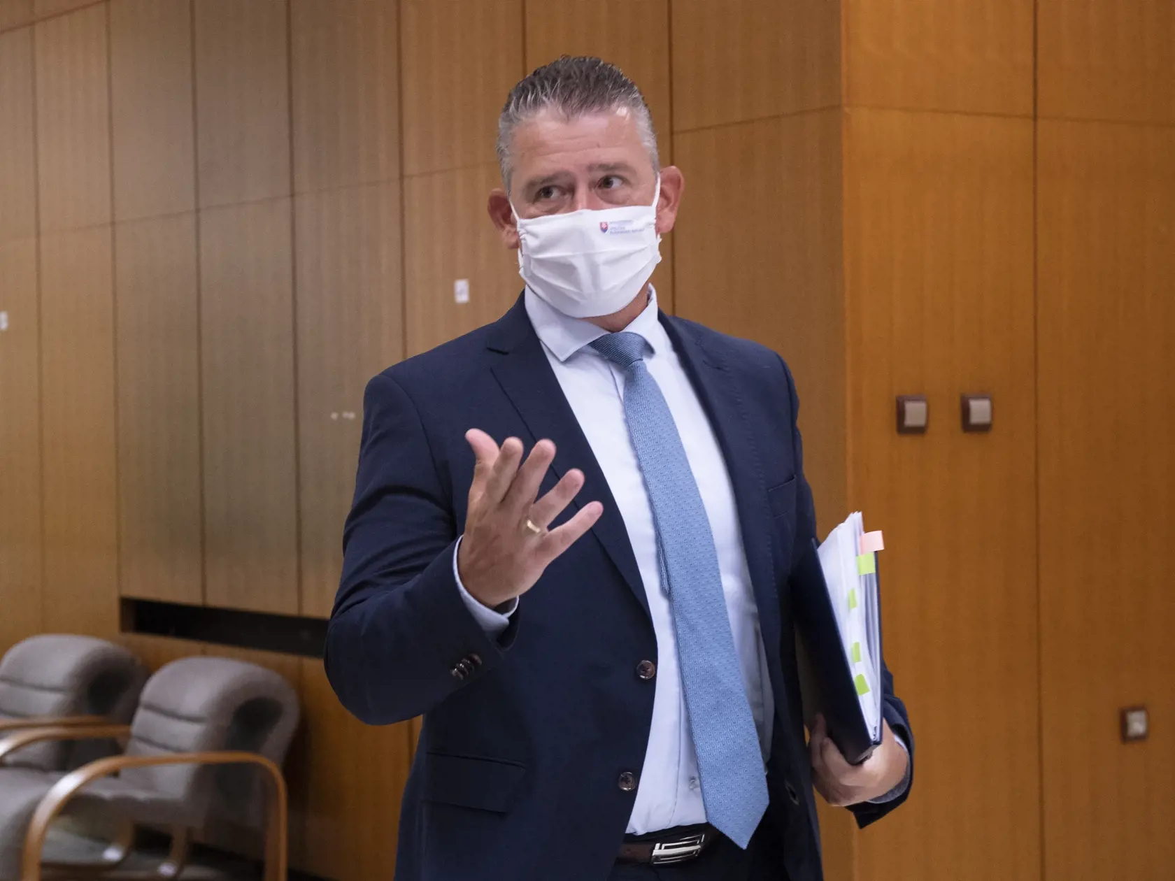 Na snímke minister vnútra Roman Mikulec (OĽaNO). Trasie sa pod ním ministerská stolička?