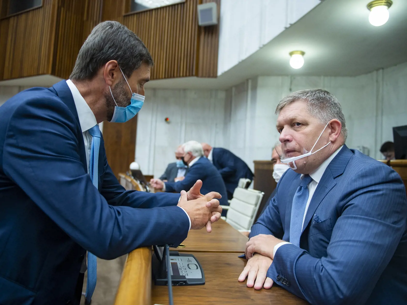 Minister vnútra SR Roman Mikulec čelí odvolávaniu na mimoriadnej 38. schôdzi Národnej rady SR. Na snímke poslanci NR SR zľava Juraj Blanár a Robert Fico (obaja Smer-SD) počas rokovania 38. schôdze Národnej rady SR 30. augusta 2021 v Bratislave. FOTO TASR – Jakub Kotian 