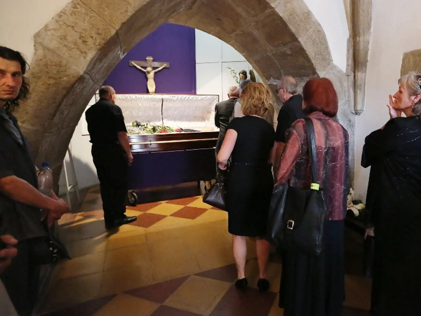Posledná rozlúčka s Ivanom Palúchom (†75): Priatelia dávajú posledné zbohom skvelému hercovi.