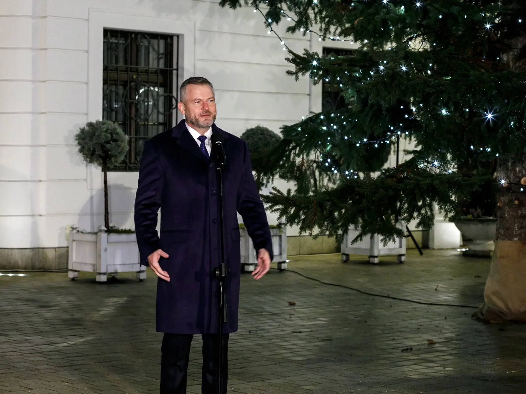 Na snímke prezident SR Peter Pellegrini počas rozsvietenia vianočného stromu na prednom nádvorí Prezidentského paláca v Bratislave 6. decembra 2024.