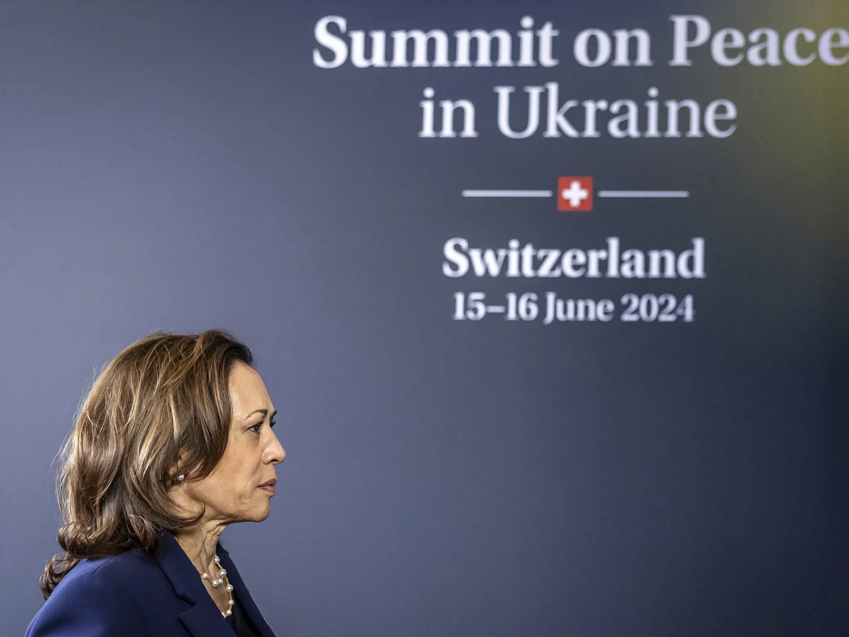 WA 38 Stansstad - Americká viceprezidentka Kamala Harrisová prichádza na mierový summit o Ukrajine do horského strediska Bürgenstock pri meste Luzern vo Švajčiarsku v sobotu 15. júna 2024. Švajčiarsko od soboty hostí dvojdňovú mierovú konferenciu o Ukrajine. Mierový summit sa koná z iniciatívy ukrajinského prezidenta Volodymyra Zelenského. Spolu s ukrajinským prezidentom sa ho zúčastnia delegácie z viac než 100 krajín celého sveta. Čína, kľúčový spojenec Ruska, sa ho však nezúčastňuje. FOTO TASR