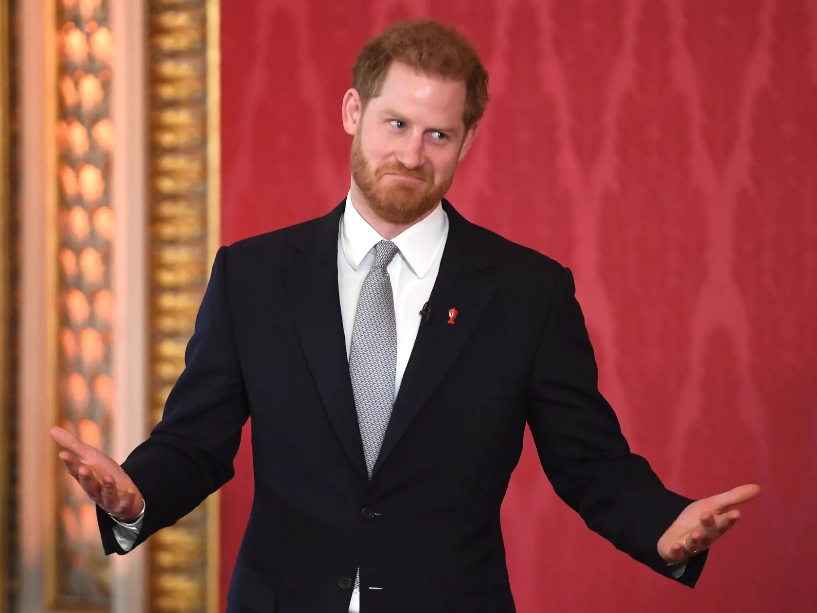 Princ harry bude počas korunovácie sedieť až v desiatom rade.