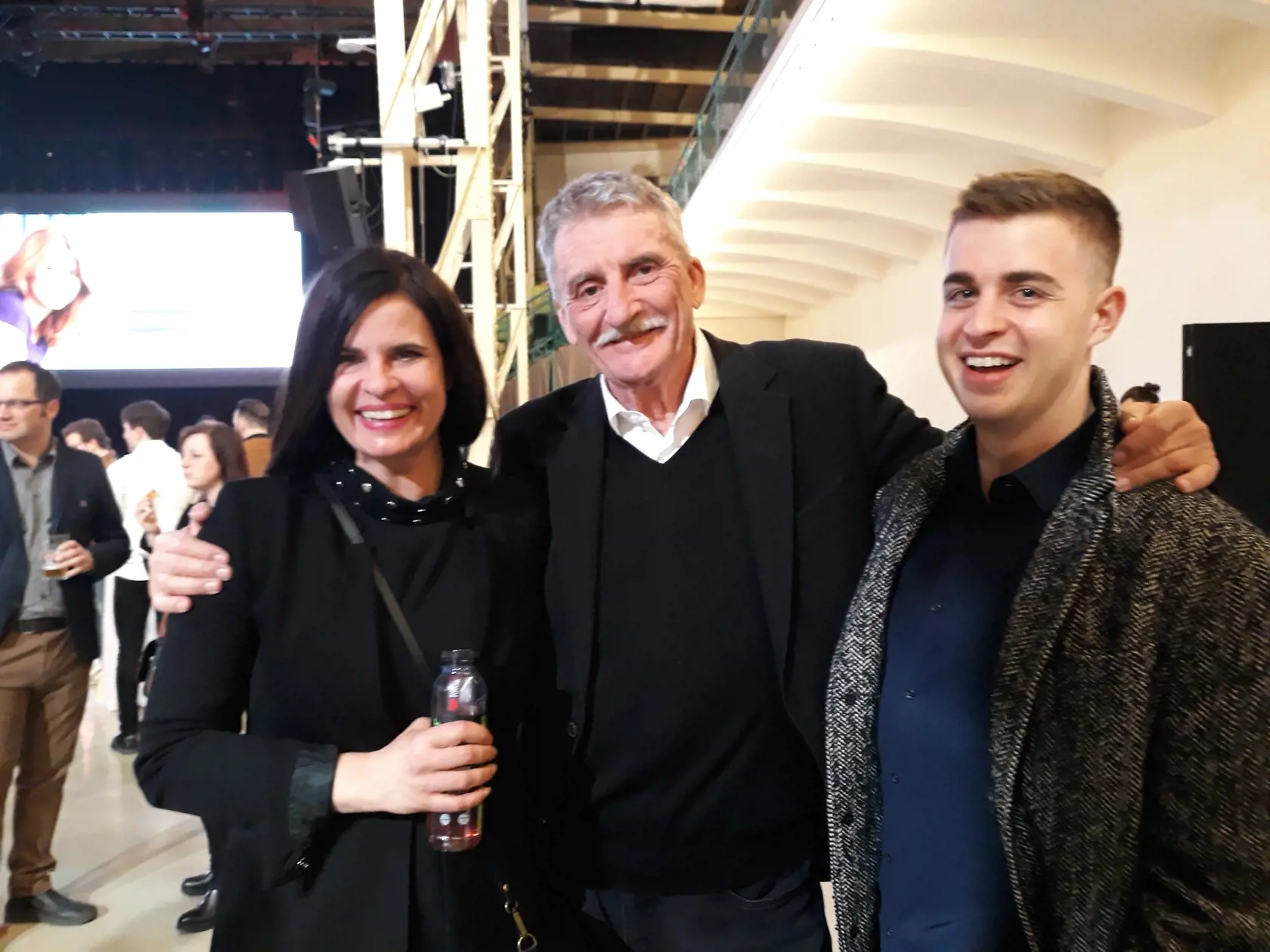 Zuzana Fialová si mala čo povedať s Martinom Hubom, ktorý tiež prišiel do centrály. Na fotografii je tiež herečkin syn Dávid.