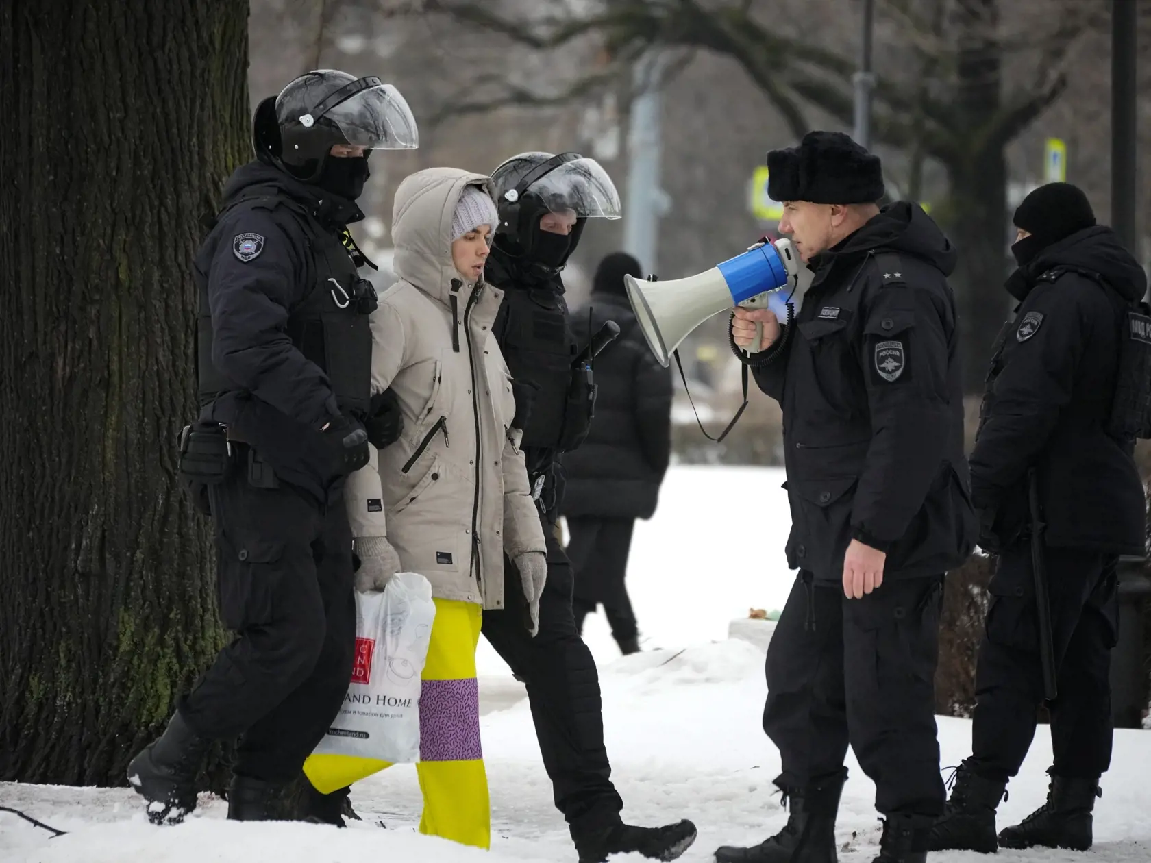 Na snímke polícia zatýka muža, ktorý chcel v ruskom Petrohrade položiť kvety a vzdať tak poslednú úctu Alexejovi Navaľnému k pamätníku v sobotu 17. februára 2024.