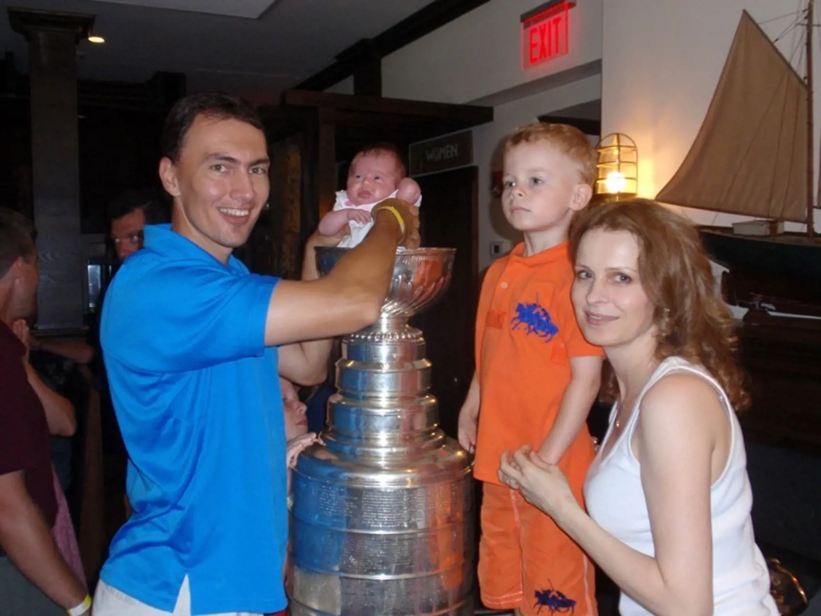 POKOPE: Takto oslávili zisk Mirovho Stanley Cupu, dcérku posadili do trofeje.