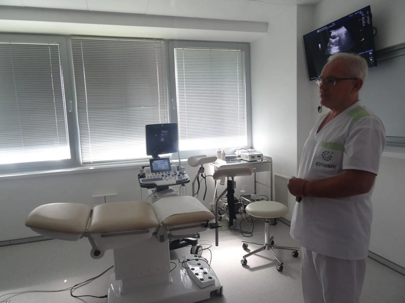 Doktor M. Herman v zákrokovej miestnosti.