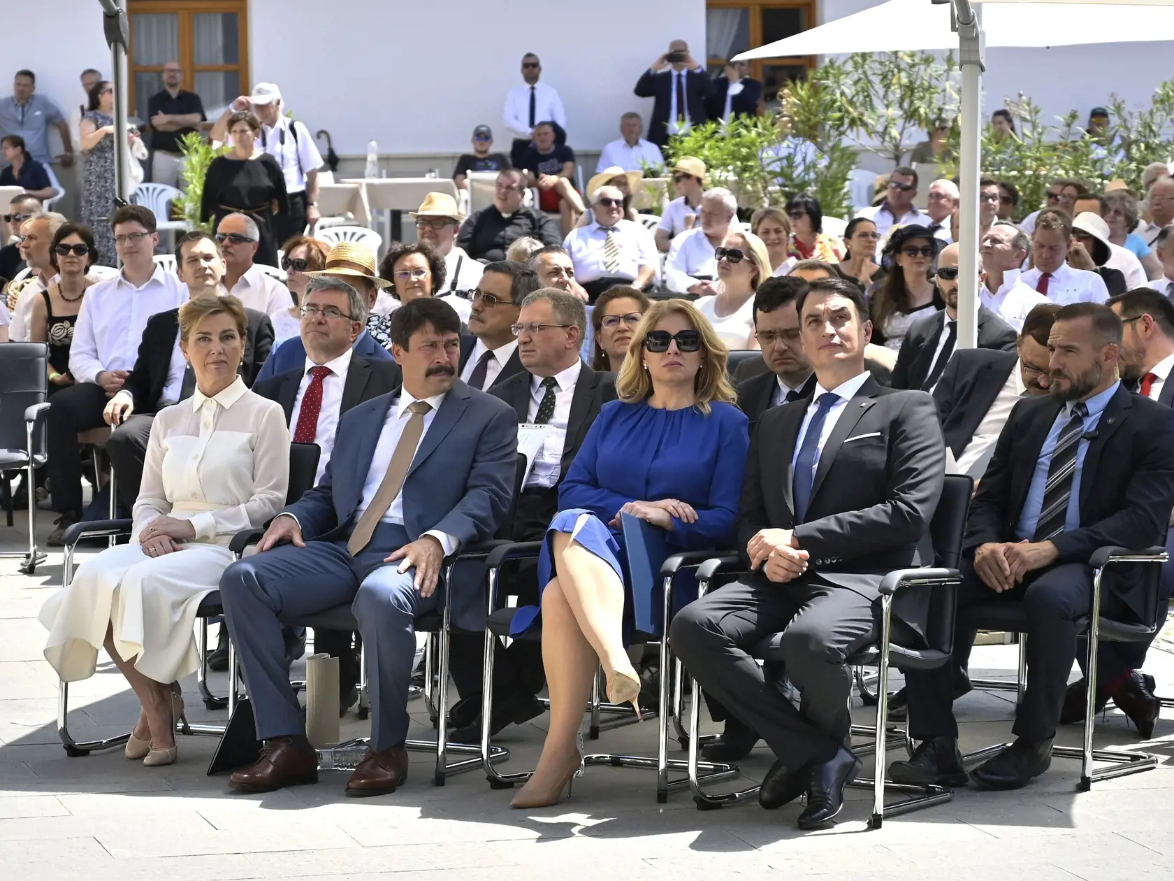 Na snímke v popredí zľava manželka maďarského prezidenta Anita Herczeghová, prezident Maďarska János Áder, prezidentka Slovenskej republiky Zuzana Čaputová a jej partner Juraj Rizman 19. júna 2021 počas slávnostného otvorenia zrekonštruovaného kaštieľa v obci Borša v okrese Trebišov, ktorý je rodiskom Františka (Ferenc) II. Rákócziho. FOTO TASR - Roman Hanc