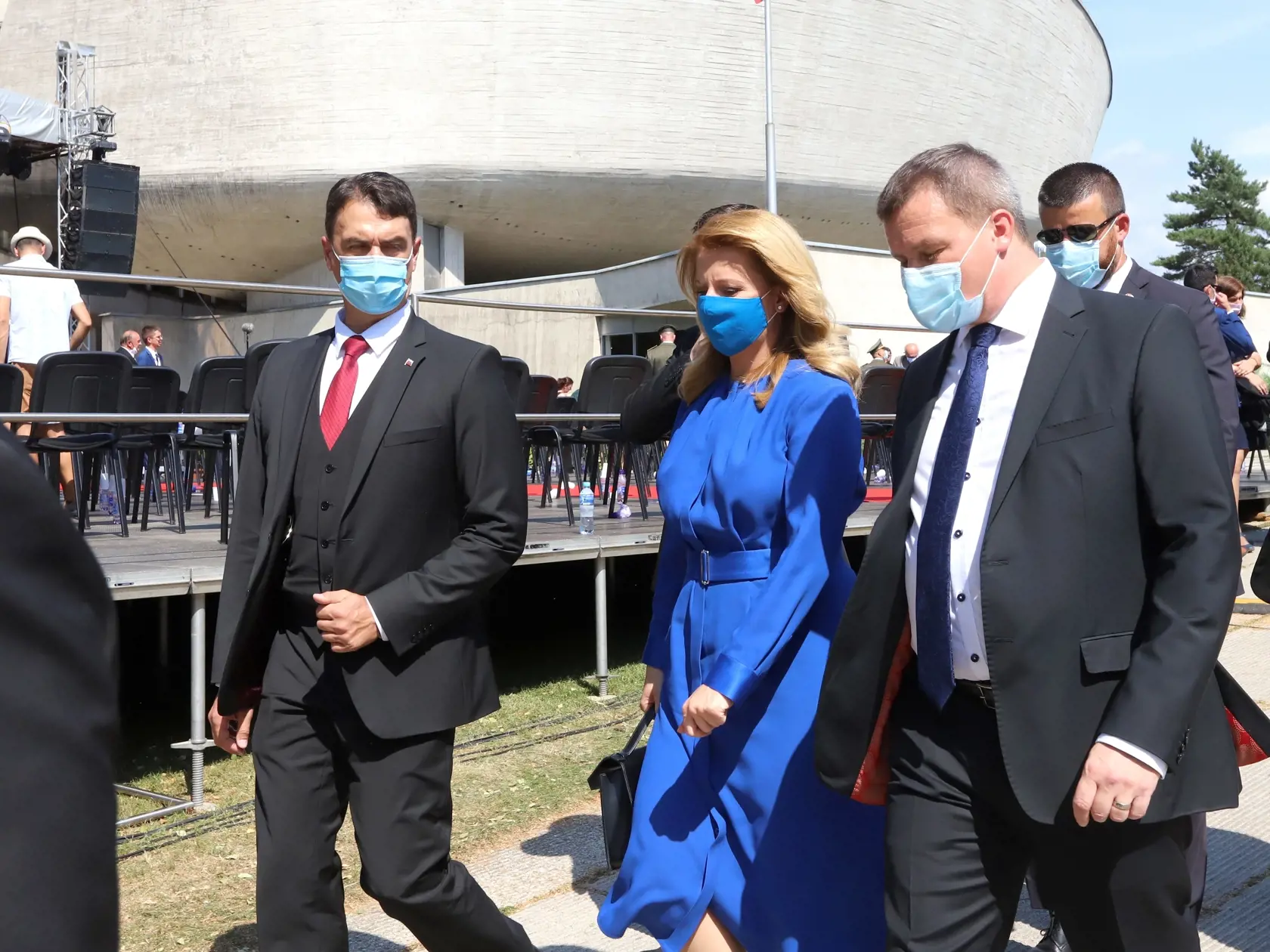 Na snímke zľava Juraj Rizman a prezidentka SR Zuzana Čaputová odchádzajú z centrálnych osláv 76. výročia Slovenského národného povstania, ktoré sa konali v areáli Pamätníka SNP v Banskej Bystrici, 29. augusta 2020. FOTO TASR - Ján Krošlák