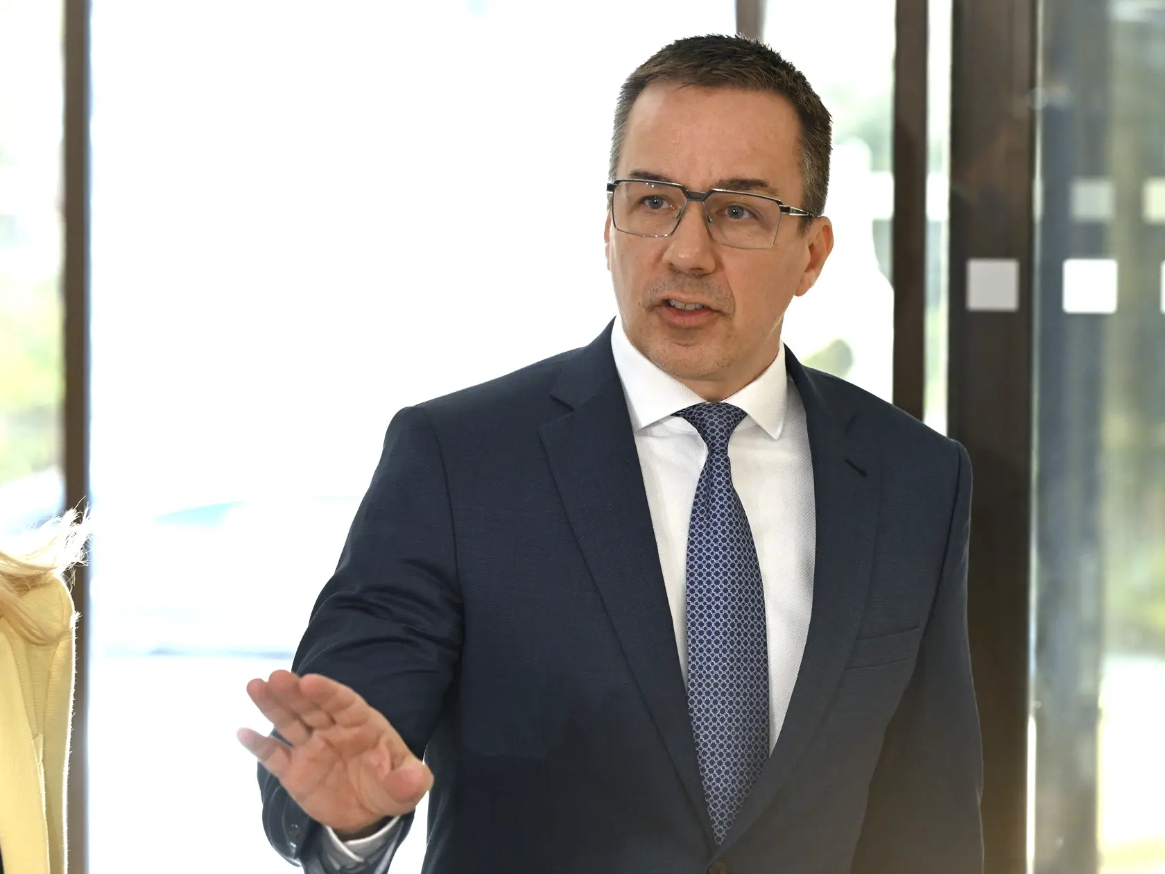 Ako uviedol minister práce, sociálnych vecí a rodiny Erik Tomáš, výplaty preplatí šičkám štát. "Z garančného fondu sociálnej poisťovne preplatíme ušlé mzdy 297 zamestnancom, zamestnankyniam, plus odstupné, naviazané na tieto mzdy, samozrejme, všetko do výšky 4290 eur," priblížil. Spolu má ísť o sumu 1 365 000 eur, pričom prvých 30 žien dostane svoje peniaze v pondelok 31. marca, kým ostatné zamestnankyne v priebehu apríla.