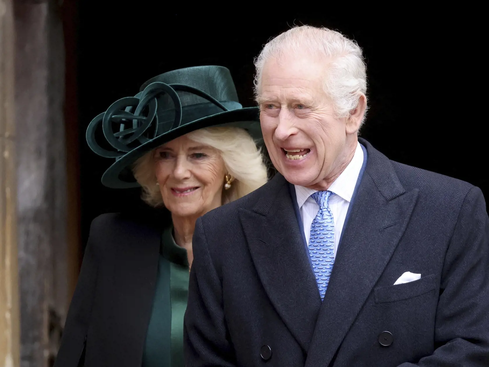 EBE 42 Windsor - Na snímke sprava britský kráľ Karol III. sa spolu s manželkou, kráľovnou Camillou (vľavo) a ďalšími členmi britskej kráľovskej rodiny zúčastnil na veľkonočnej bohoslužbe na hrade Windsor v nedeľu 31. marca 2024. Išlo o jeho prvé významnejšie verejné vystúpenie, odkedy mu vo februári diagnostikovali rakovinu. FOTO TASR/AP

Britain's King Charles III, right, and Queen Camilla leave after attending the Easter Matins Service at St. George's Chapel, Windsor Castle, England, Sunday, M