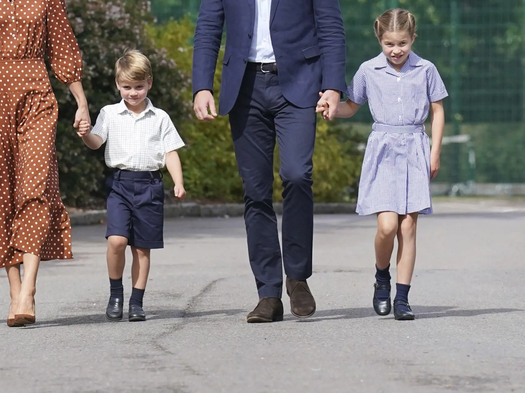 Kate a William vyprevádajú svoje deti do novej školy.