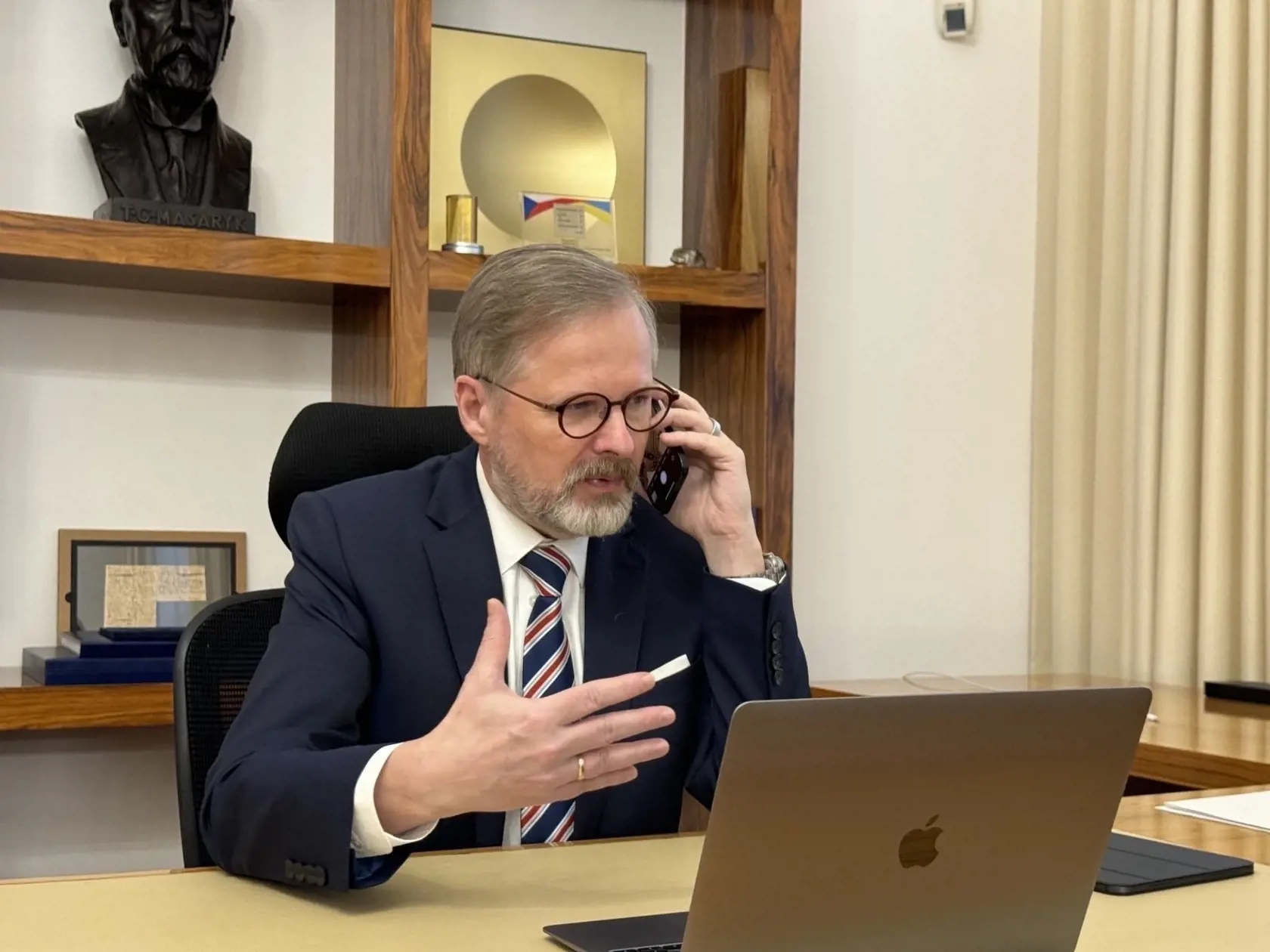 České koaličné strany sa na štvrtkovej schôdzke o bezpečnosti ČR, ktorú zvolal premiér Petr Fiala, zhodli s opozičnými Pirátmi na nutnosti silnej českej armády či potrebe dočasne rozvoľniť pravidlá rozpočtovej zodpovednosti, aby sa výdavky na obranu mohli postupne zvyšovať. Uviedli to po skončení rokovania, na ktoré nedorazili opozičné hnutia ANO a SPD.