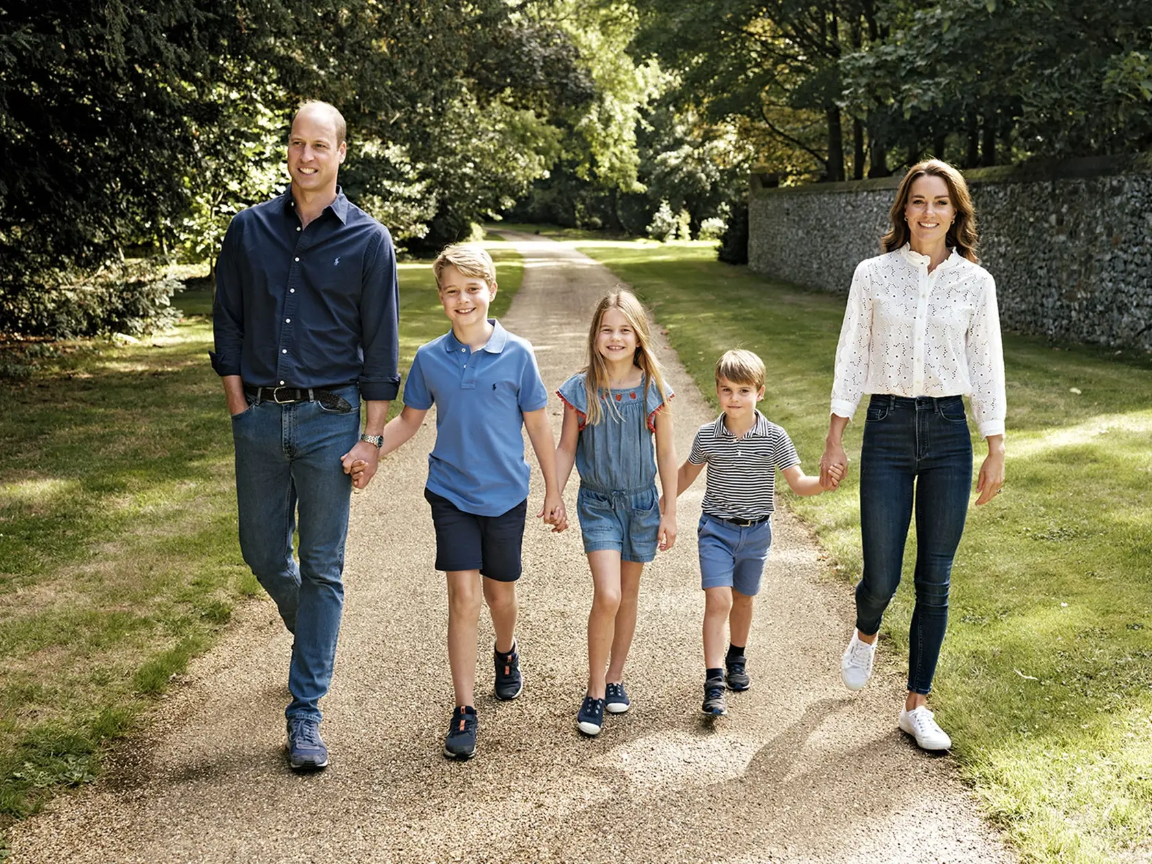KK12 - Na snímke, ktorú zverejnil Kensingtonský palác 13. decembra 2022, britský princ William (vľavo) a jeho manželka Kate (vpravo) kráčajú so svojimi deťmi princom Geogeom (druhý vľavo), princeznou Charlotte a princom Louisom v britskom Norfolku. Fotografia sa objaví na rodinnej vianočnej pohľadnici. FOTO TASR/AP
In this undated photo made available by Kensington Palace on Tuesday, Dec. 13, 2022, Britain's Prince William, left and Kate, Princess of Wales pose for a photo with their children, f
