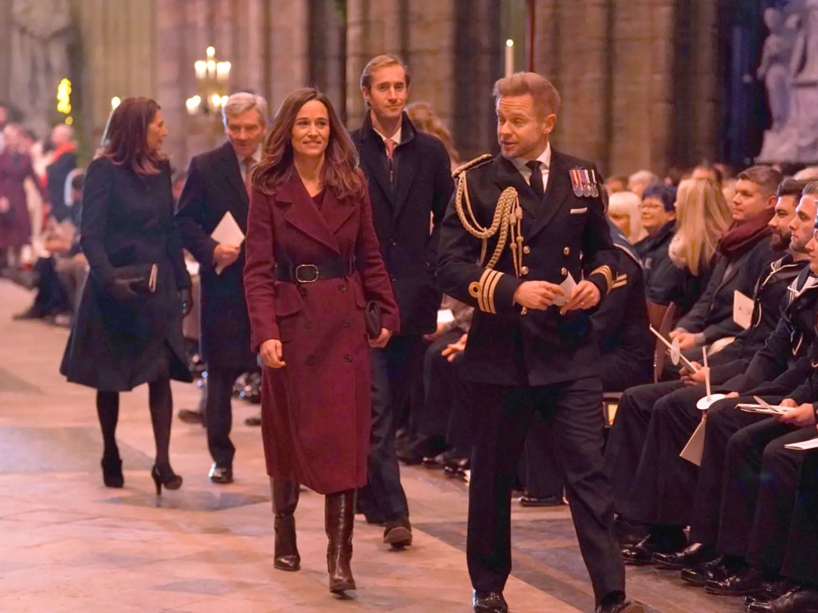 Sestra princeznej Kate Pippa Middelton stavila na bordový kabát a zladila sa so sestrou.