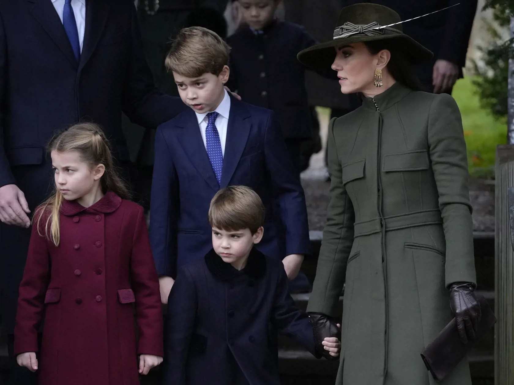 Malého šibala držala pevne za ruku mama Kate.