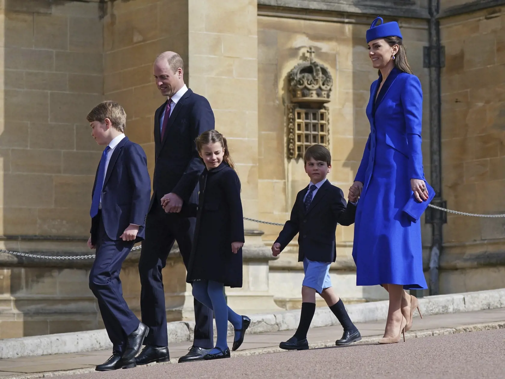 Britský princ William (druhý zľava), jeho manželka Kate, princezná z Walesu (vpravo) a ich tri deti - princ George (vľavo), princezná Charlotte a princ Louis - prichádzajú na slávnostnú svätú omšu na Veľkonočnú nedeľu do Kaplnky sv. Juraja na Windsorskom hrade 8. apríla 2023.