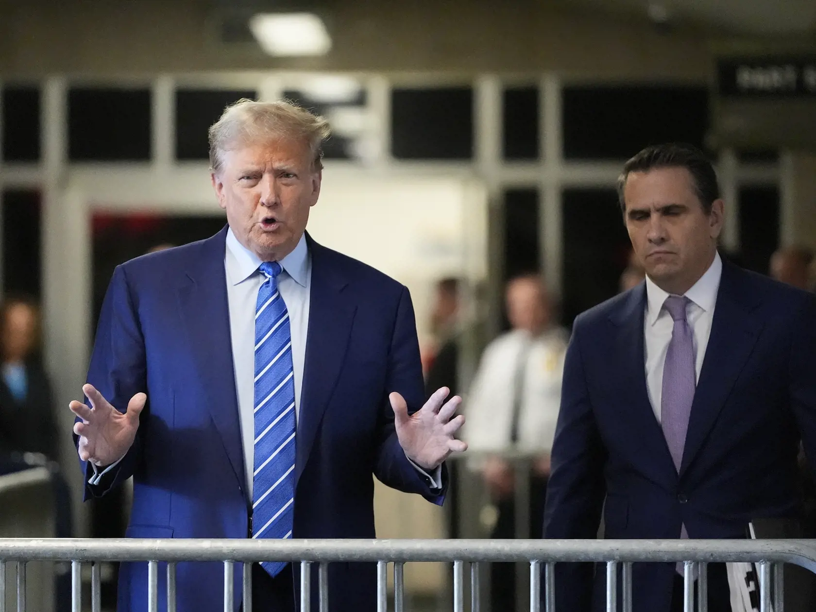 Na snímke bývalý americký prezident Donald Trump pred súdnym konaním v New Yorku v utorok 16. apríla 2024. Donald Trump sa v utorok vrátil do súdnej siene, kde sudca hľadá porotcov, ktorí rozhodnú, či je bývalý prezident vinný z obvinení z trestného činu, podľa ktorých falšoval obchodné záznamy, aby zakryl sexuálny škandál počas kampane v roku 2016. FOTO TASR/AP