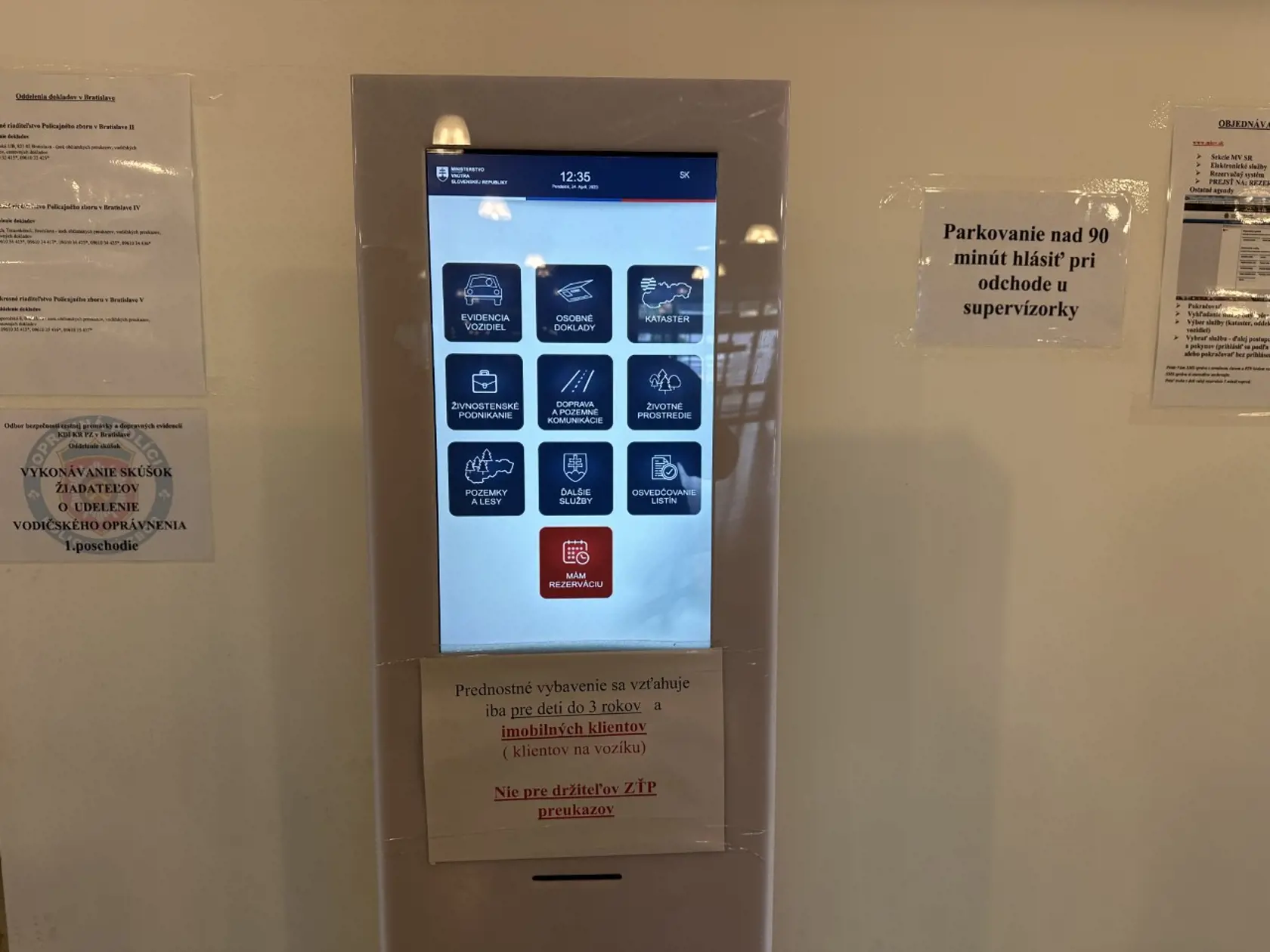 Klientske centrum v Bratislave, kde si na vybavenie dokladov počkáte o čosi dlhšie.