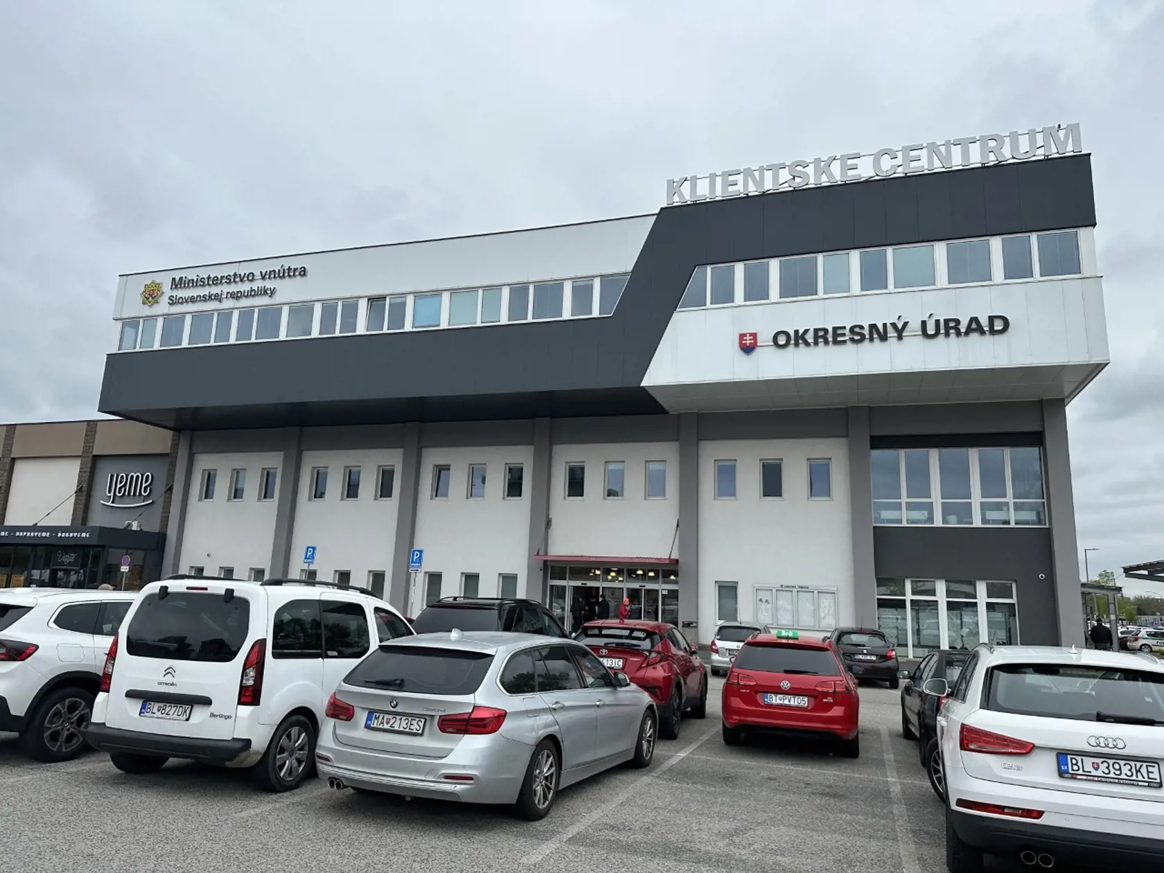 Klientske centrum v Bratislave, kde si na vybavenie dokladov počkáte o čosi dlhšie.