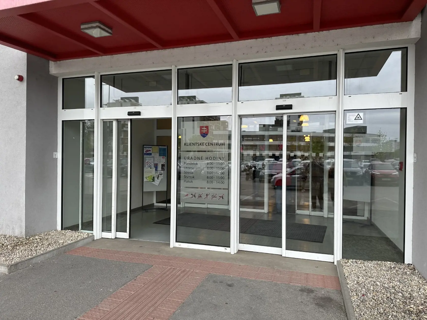 Klientske centrum v Bratislave, kde si na vybavenie dokladov počkáte o čosi dlhšie.