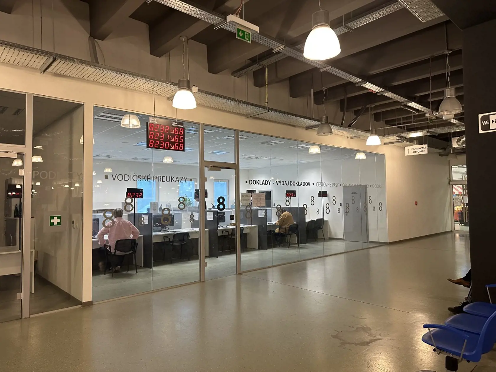 Klientske centrum v Bratislave, kde si na vybavenie dokladov počkáte o čosi dlhšie.