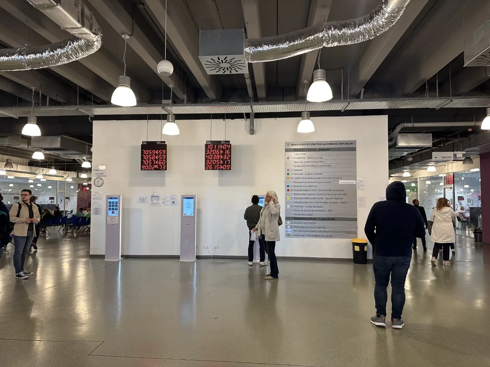 Klientske centrum v Bratislave, kde si na vybavenie dokladov počkáte o čosi dlhšie.