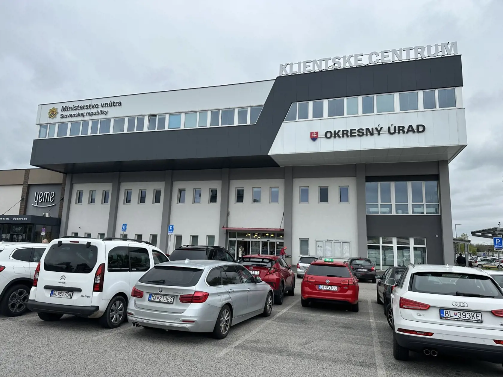 Klientske centrum v Bratislave, kde si na vybavenie dokladov počkáte o čosi dlhšie.