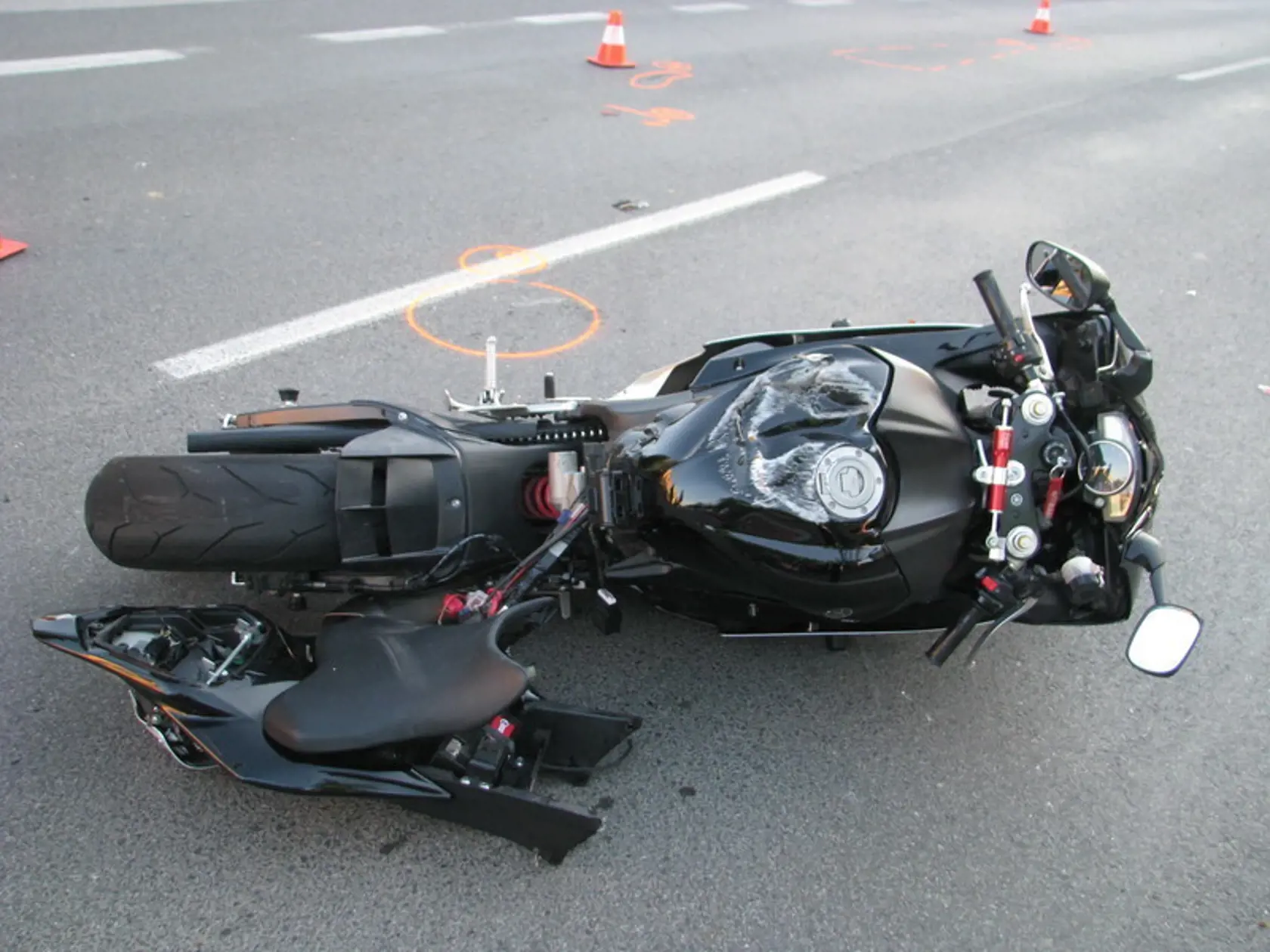Hokejista - motorkár, nemal pri nehode šancu.