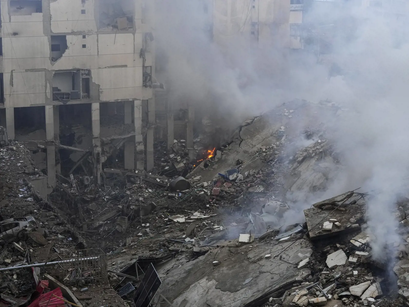 JB 25 Bejrút - Dym stúpa z trosiek zničenej budovy po izraelskom leteckom útoku na južnom predmestí Bejrútu 1. októbra 2024. FOTO TASR/AP

Smoke rises from the site of an Israeli airstrike in Beirut's southern suburb, Lebanon, Tuesday, Oct. 1, 2024. (AP Photo/Hassan Ammar)