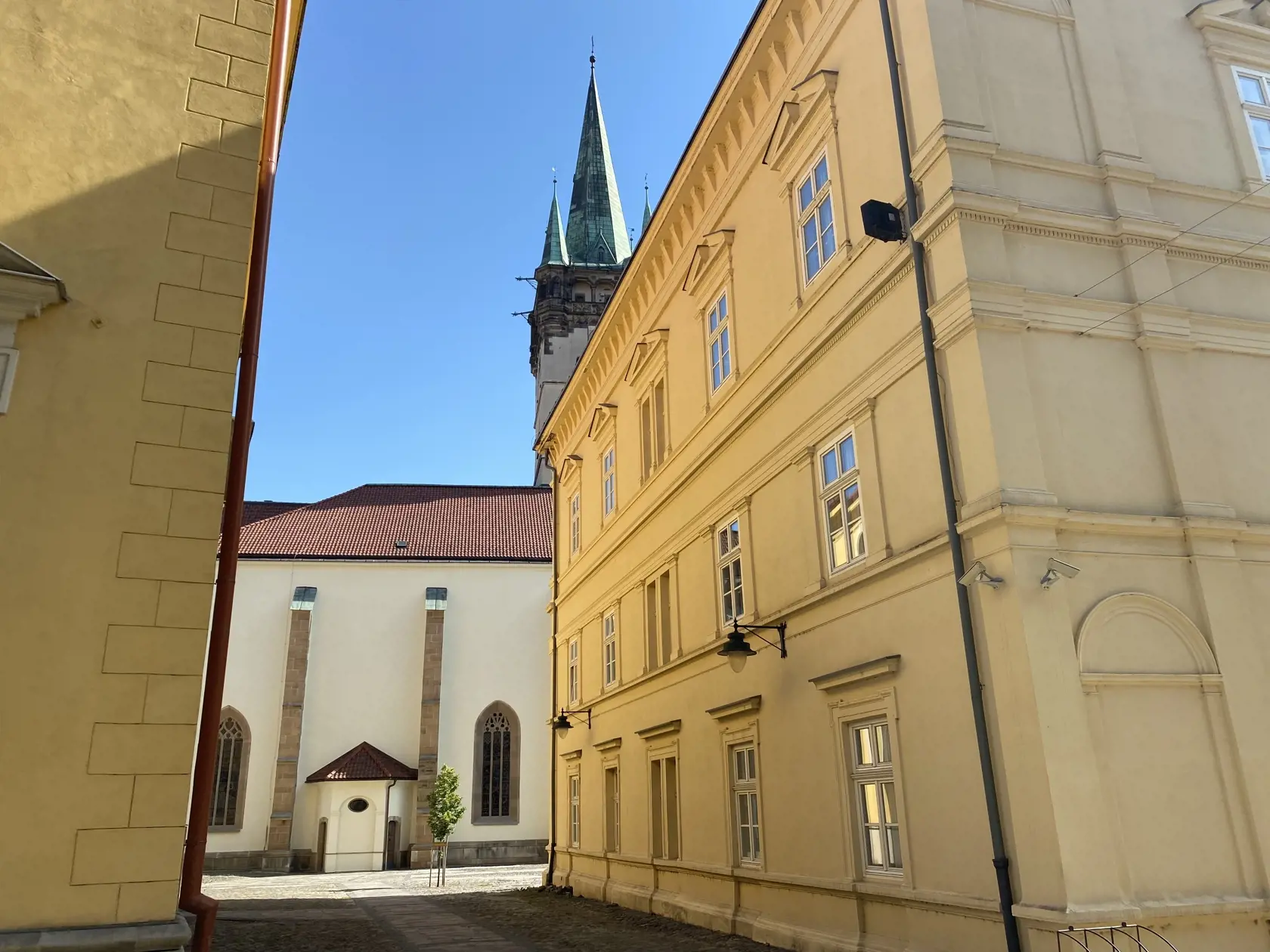 Honorárny konzulát Poľskej republiky v Prešove sídli v historickom centre na pešej zóne v budove patriacej Prešovskému samosprávnemu kraju.