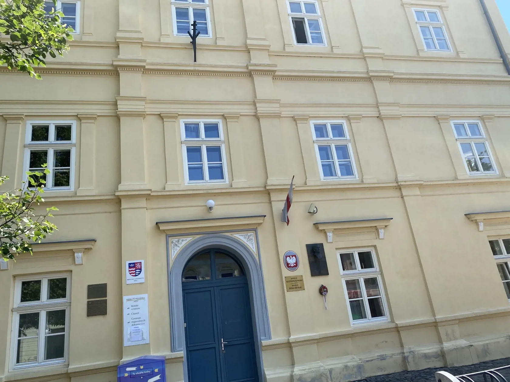 Honorárny konzulát Poľskej republiky v Prešove sídli v historickom centre na pešej zóne v budove patriacej Prešovskému samosprávnemu kraju.
