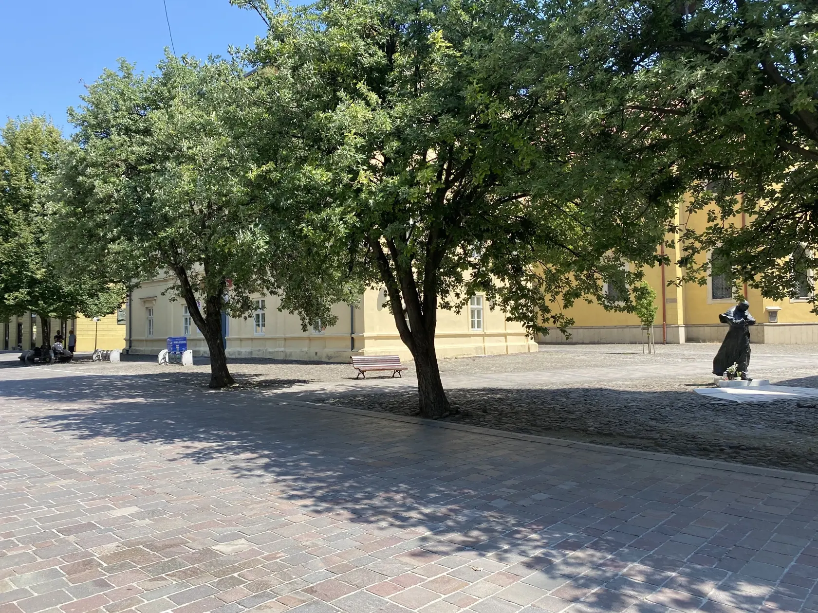 Centrum Prešova. Kamennú dlažbu medzi budovou knižnice patriacej Prešovskému samosprávnemu kraju a Konkatedrálou, pod tieňmi stromov , si vybral konzul na parkovanie svojho služobného auta.
