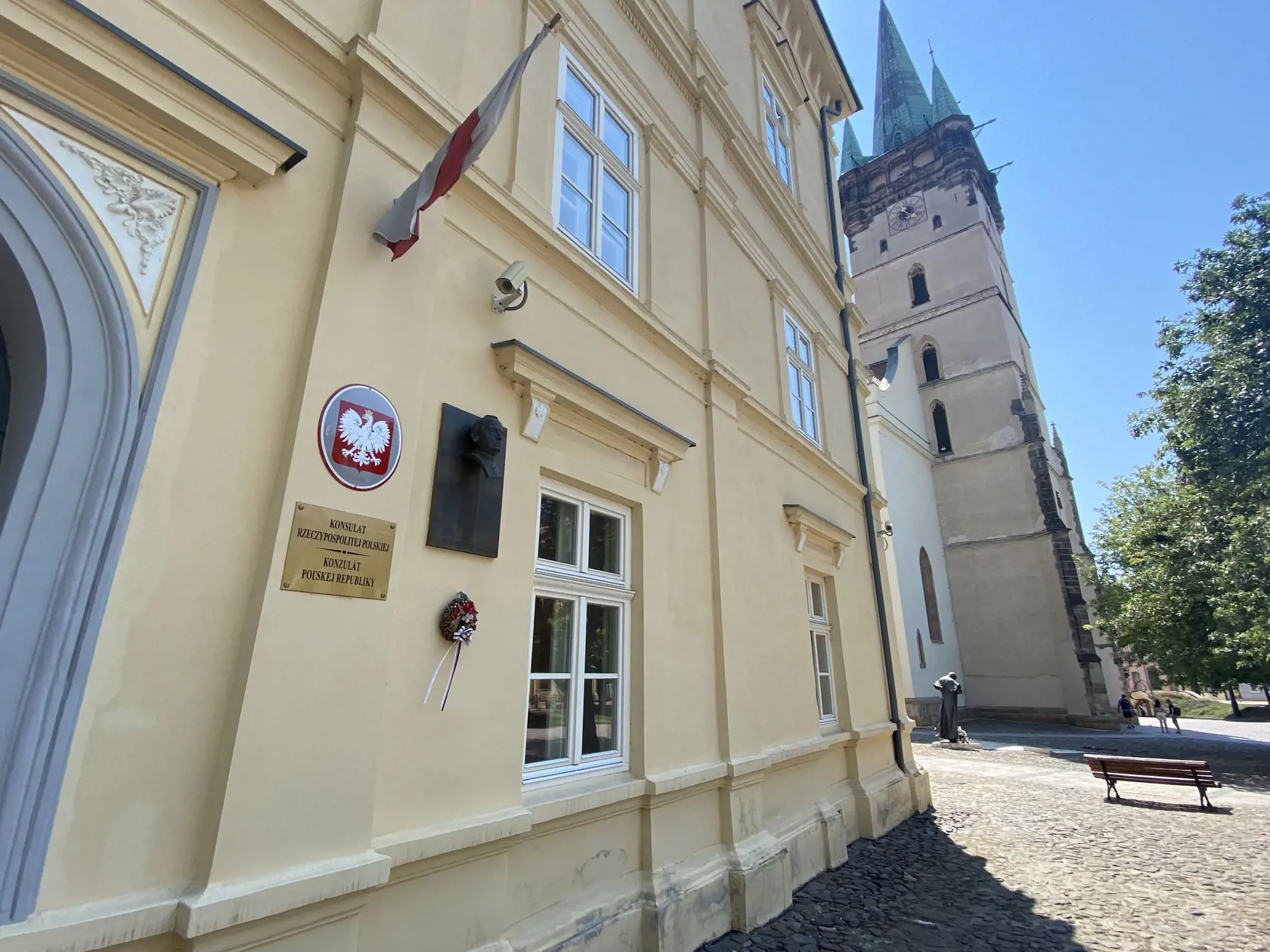 Honorárny konzulát Poľskej republiky v Prešove sídli v historickom centre na pešej zóne v budove patriacej Prešovskému samosprávnemu kraju.