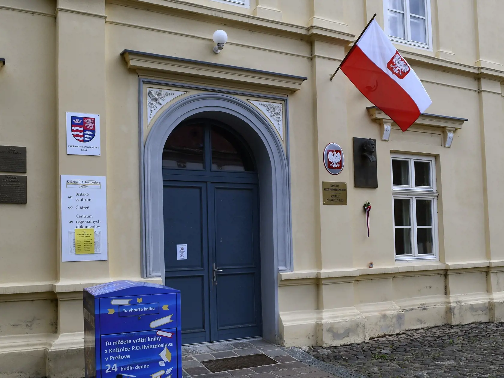 Honorárny konzulát Poľskej republiky slávnostne otvorili v Prešove na Hlavnej 139. Slávnostného otvorenia sa zúčastnil veľvyslanec Poľskej republiky na Slovensku Krzysztof Strzałka, predseda Prešovského samosprávneho kraja Milan Majerský, primátorka mesta Prešov Andrea Tučanová a ďalší hostia. Na Slovensku je to už druhý honorárny konzulát Poľskej republiky po Liptovskom Mikuláši.
Na snímke vchod do budovy na Hlavnej 139, kde sídli prešovský honorárny konzul Poľskej republiky Ján Hudacký.  Prešo