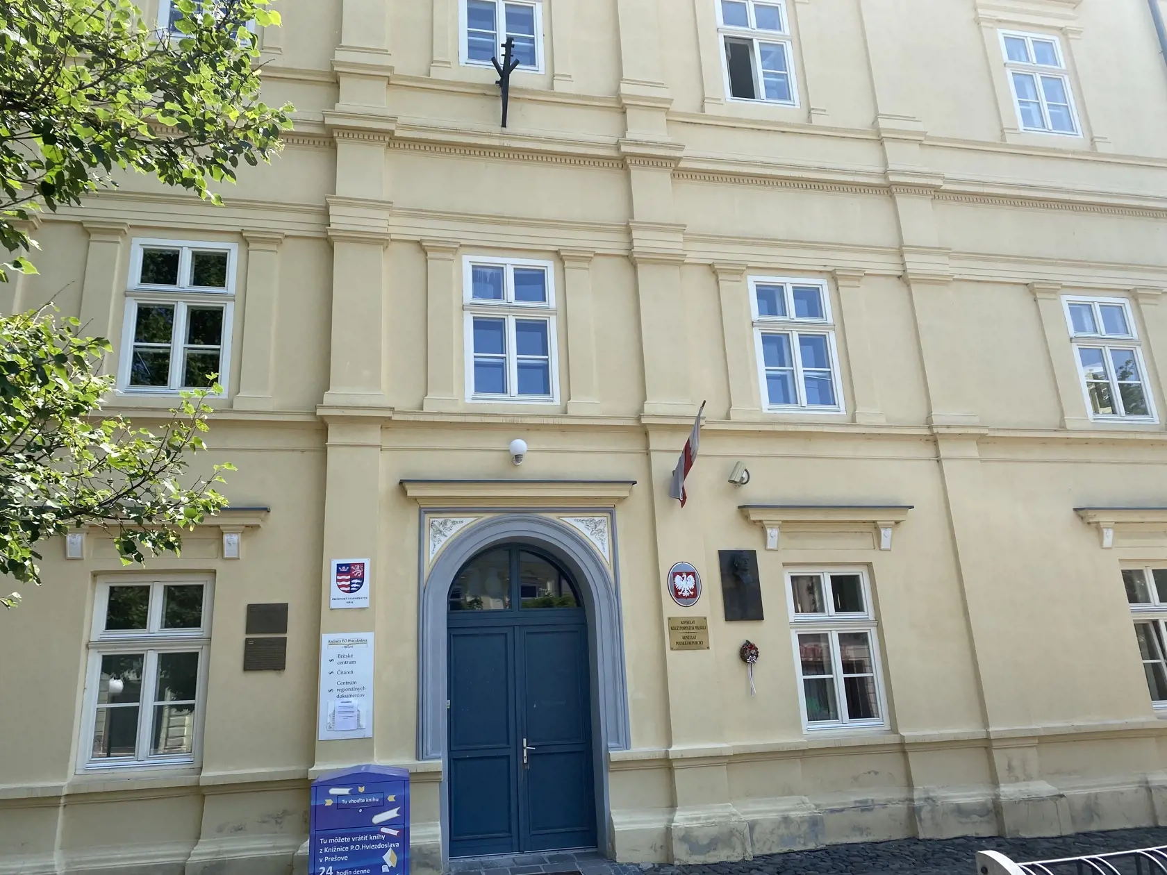 Honorárny konzulát Poľskej republiky v Prešove sídli v historickom centre na pešej zóne v budove patriacej Prešovskému samosprávnemu kraju.
