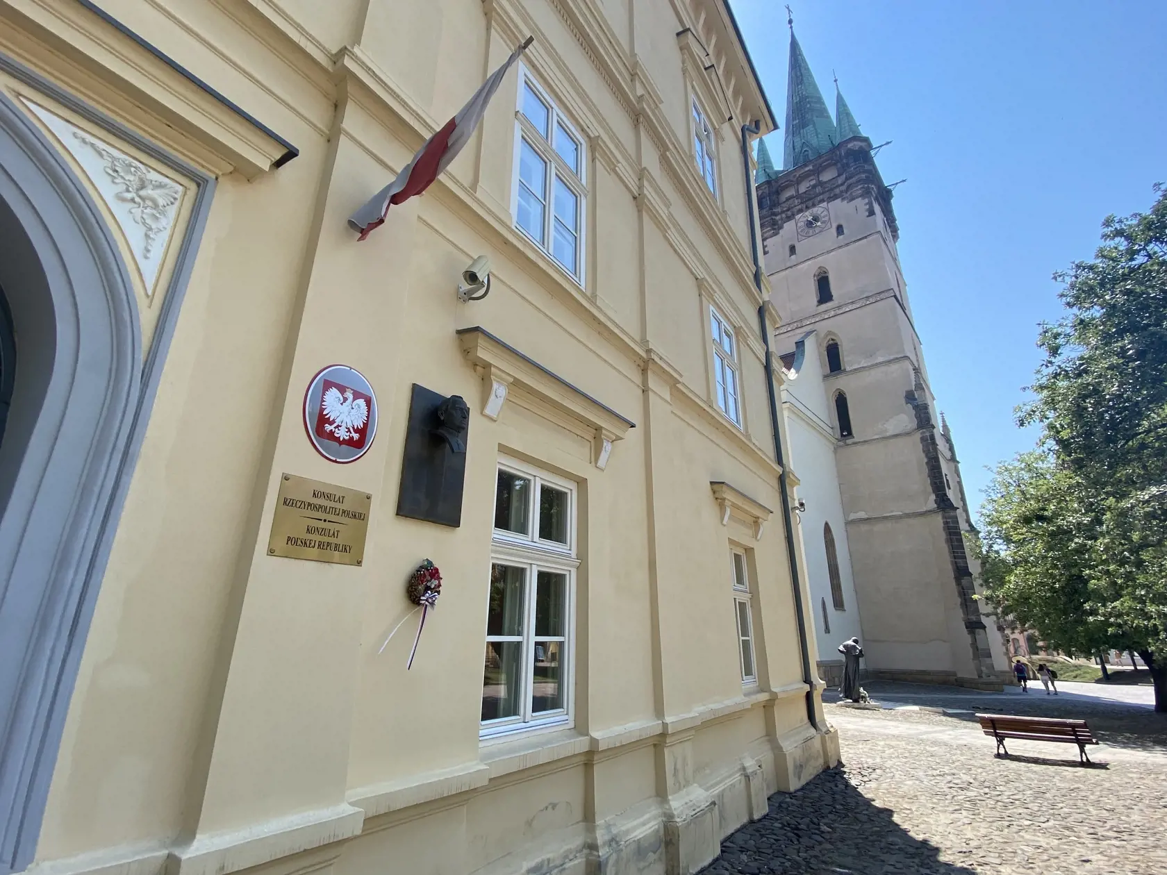 Honorárny konzulát Poľskej republiky v Prešove sídli v historickom centre na pešej zóne v budove patriacej Prešovskému samosprávnemu kraju.
