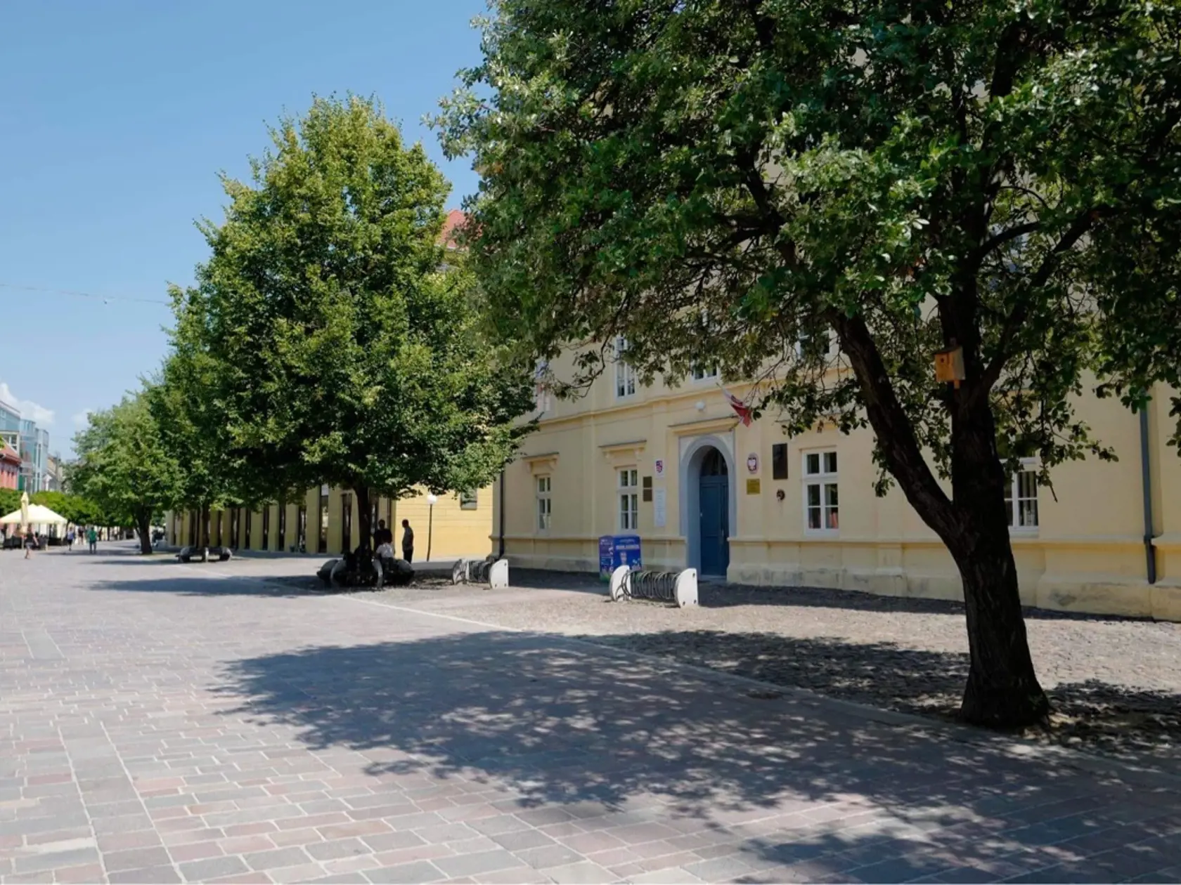 Centrum Prešova. Kamennú dlažbu medzi budovou knižnice patriacej Prešovskému samosprávnemu kraju a Konkatedrálou, pod tieňmi stromov , si vybral konzul na parkovanie svojho služobného auta.