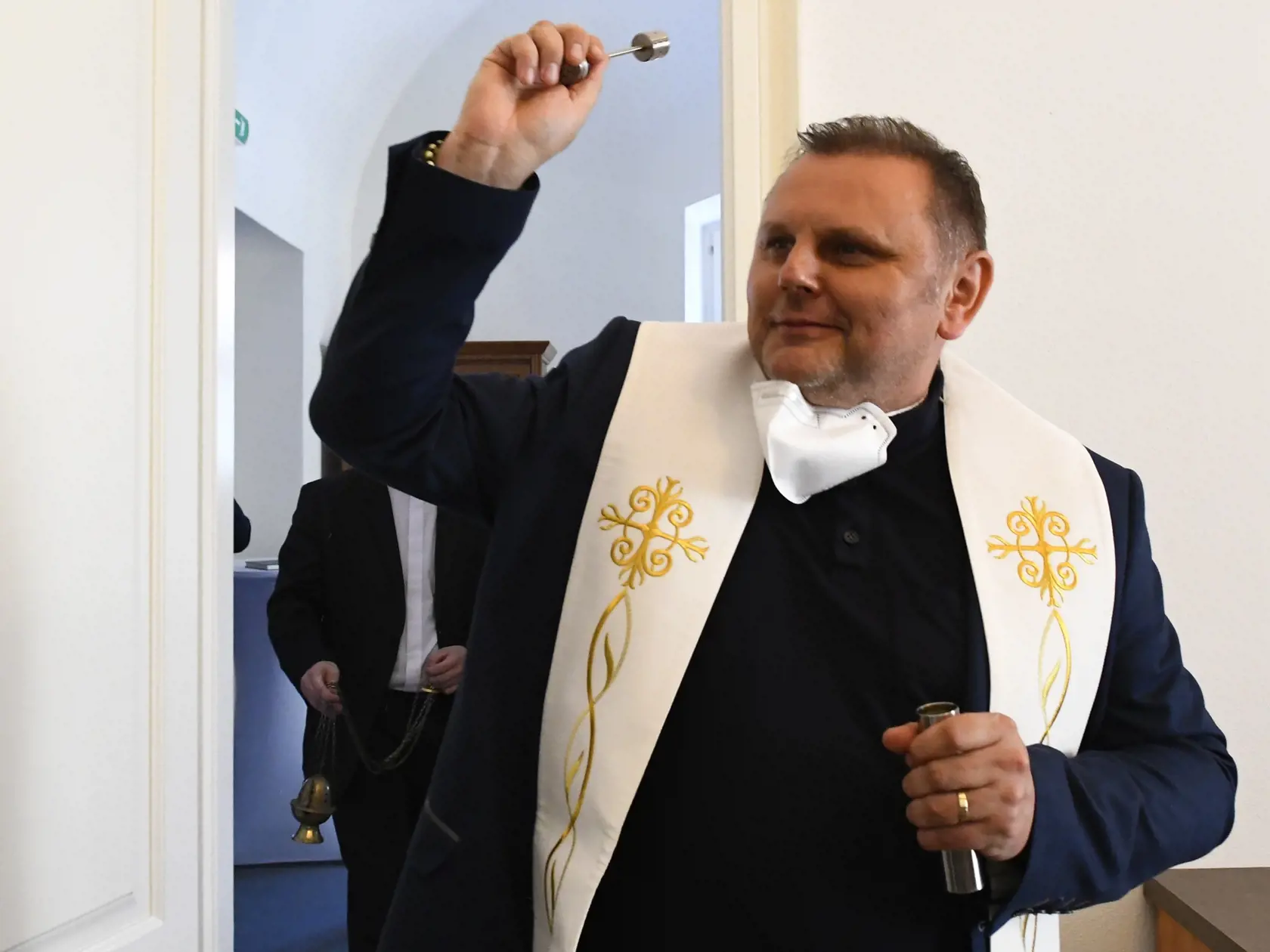 Honorárny konzulát Poľskej republiky slávnostne otvorili v Prešove na Hlavnej 139. Slávnostného otvorenia sa zúčastnil veľvyslanec Poľskej republiky na Slovensku Krzysztof Strzałka, predseda Prešovského samosprávneho kraja Milan Majerský, primátorka mesta Prešov Andrea Tučanová a ďalší hostia. Na Slovensku je to už druhý honorárny konzulát Poľskej republiky po Liptovskom Mikuláši. Na snímke priestor honorárneho konzulátu vysvätil dekan Farnosti sv. Mikuláša Prešov Jozef Dronzek. Prešov 30. júna 
