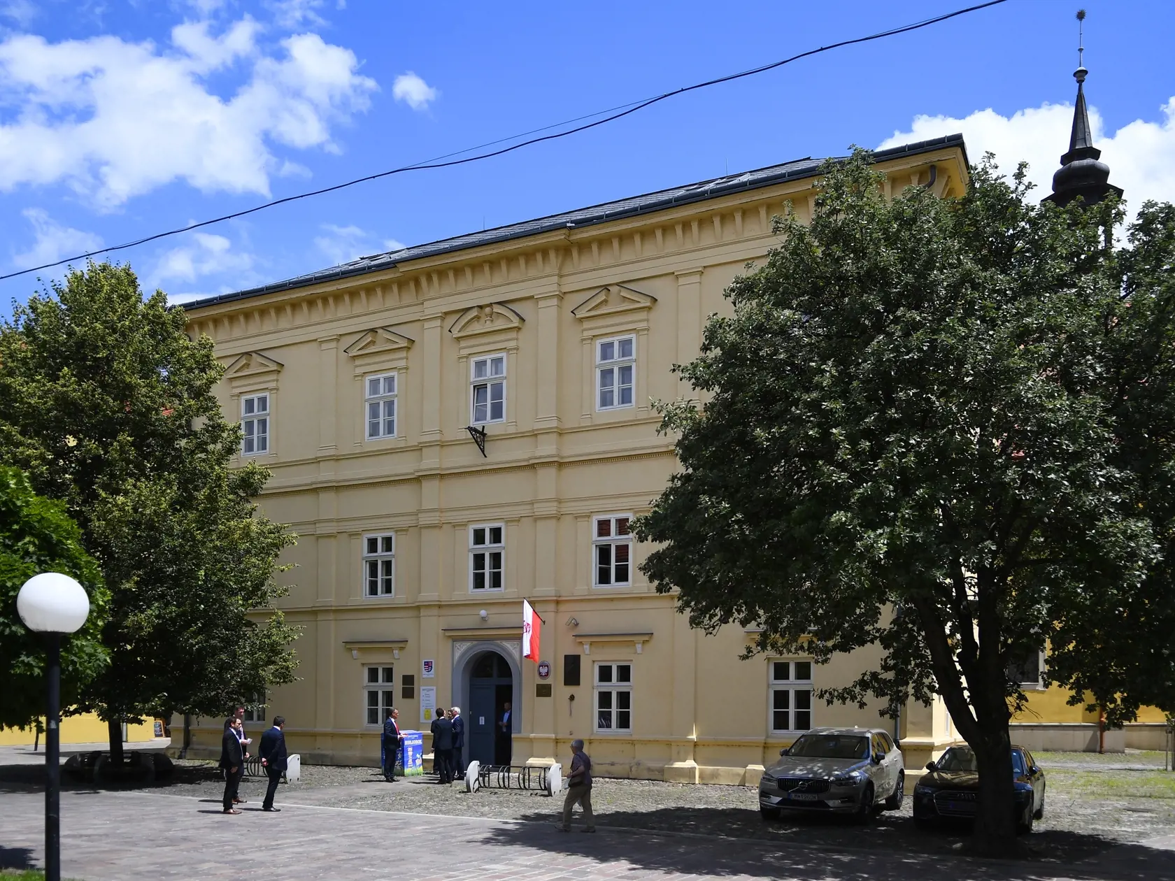 Honorárny konzulát Poľskej republiky slávnostne otvorili v Prešove na Hlavnej 139. Slávnostného otvorenia sa zúčastnil veľvyslanec Poľskej republiky na Slovensku Krzysztof Strzałka, predseda Prešovského samosprávneho kraja Milan Majerský, primátorka mesta Prešov Andrea Tučanová a ďalší hostia. Na Slovensku je to už druhý honorárny konzulát Poľskej republiky po Liptovskom Mikuláši.
Na snímke budova na Hlavnej 139, kde sídli prešovský honorárny konzul Poľskej republiky Ján Hudacký.  Prešov 30. jún