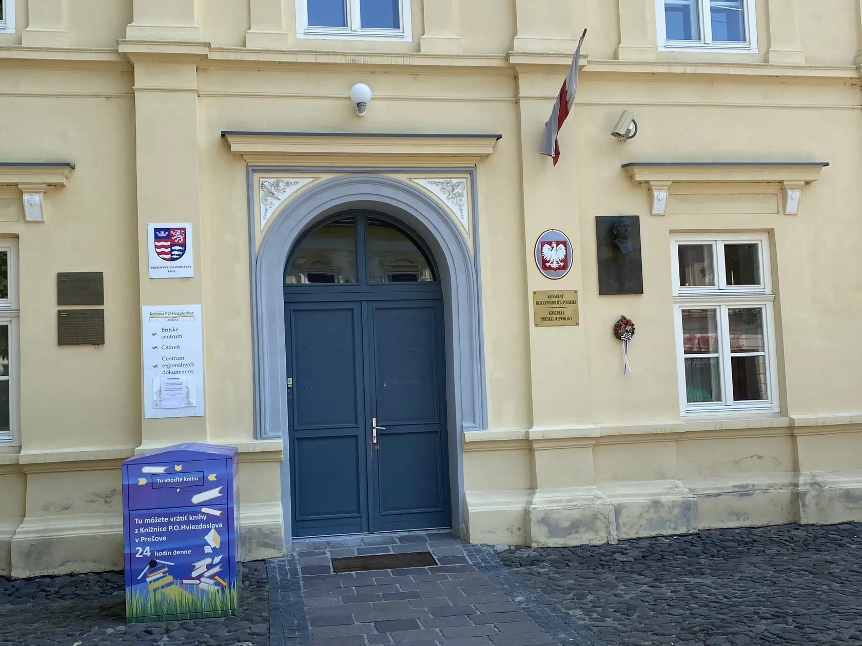 Honorárny konzulát Poľskej republiky v Prešove sídli v historickom centre na pešej zóne v budove patriacej Prešovskému samosprávnemu kraju.