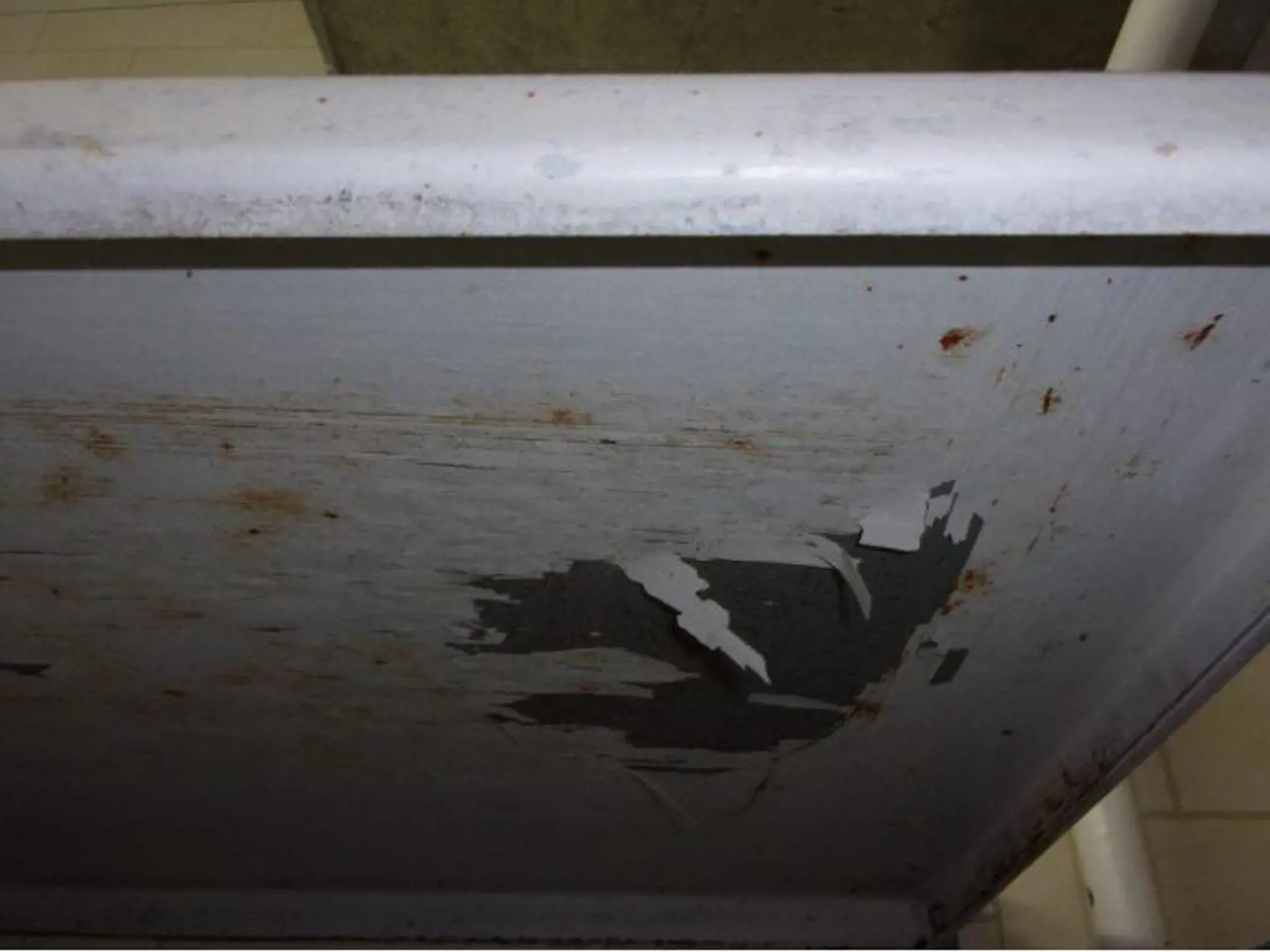 Poškodený, olupujúci sa hygienický náter regálu v chladiacom boxe surovín